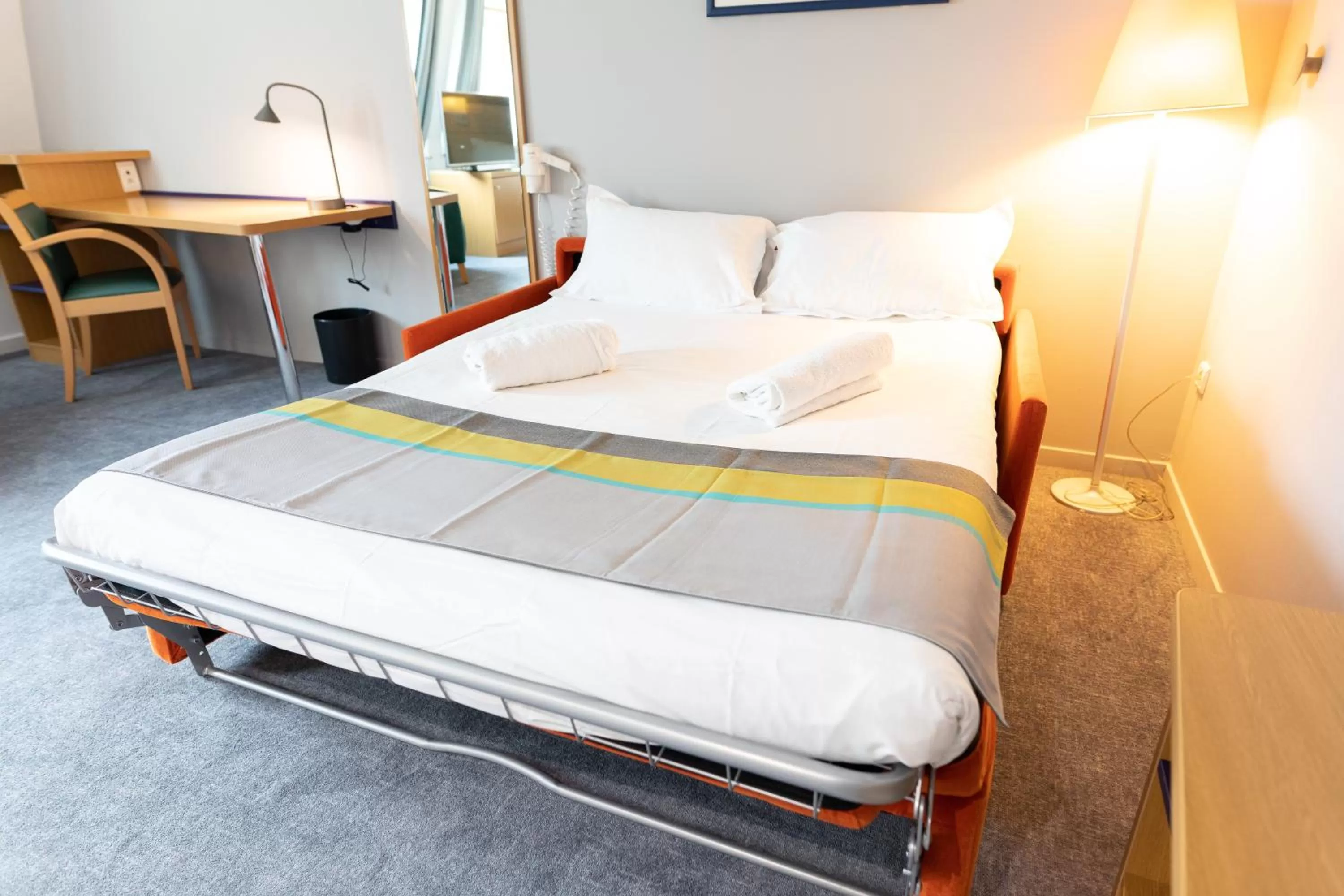 Photo of the whole room, Bed in Holiday Inn Express Arras by IHG