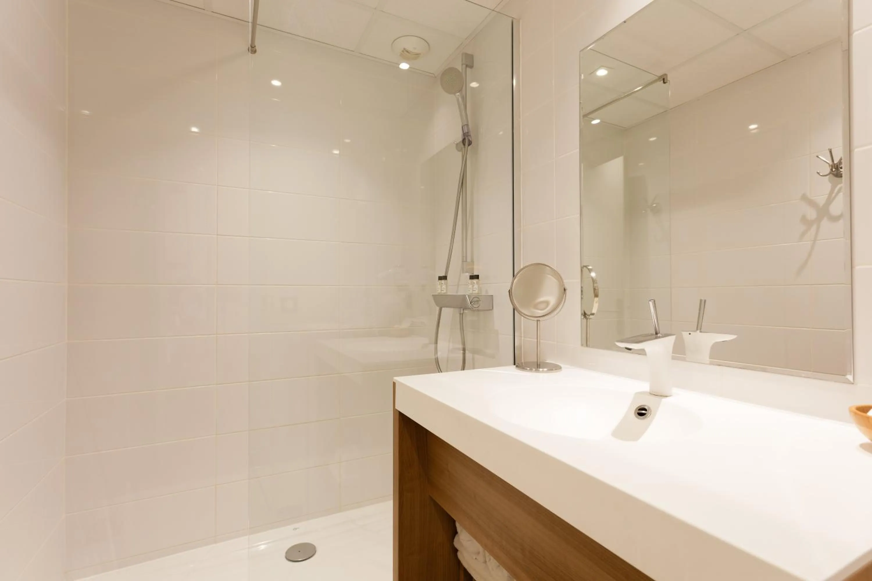 Bathroom in The Originals Boutique, Hôtel Neptune, Montpellier Sud