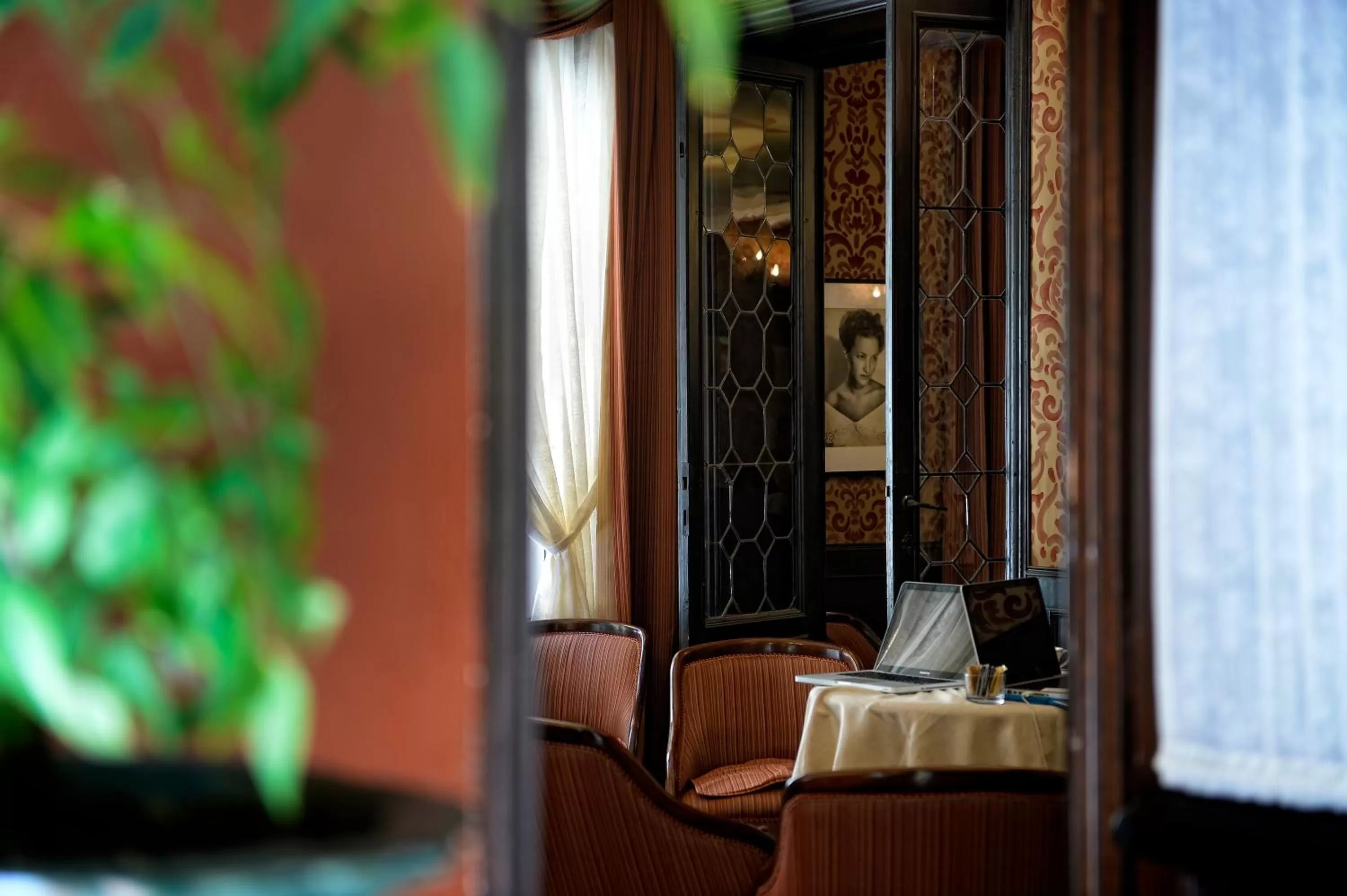 Communal lounge/ TV room in Hotel Flora