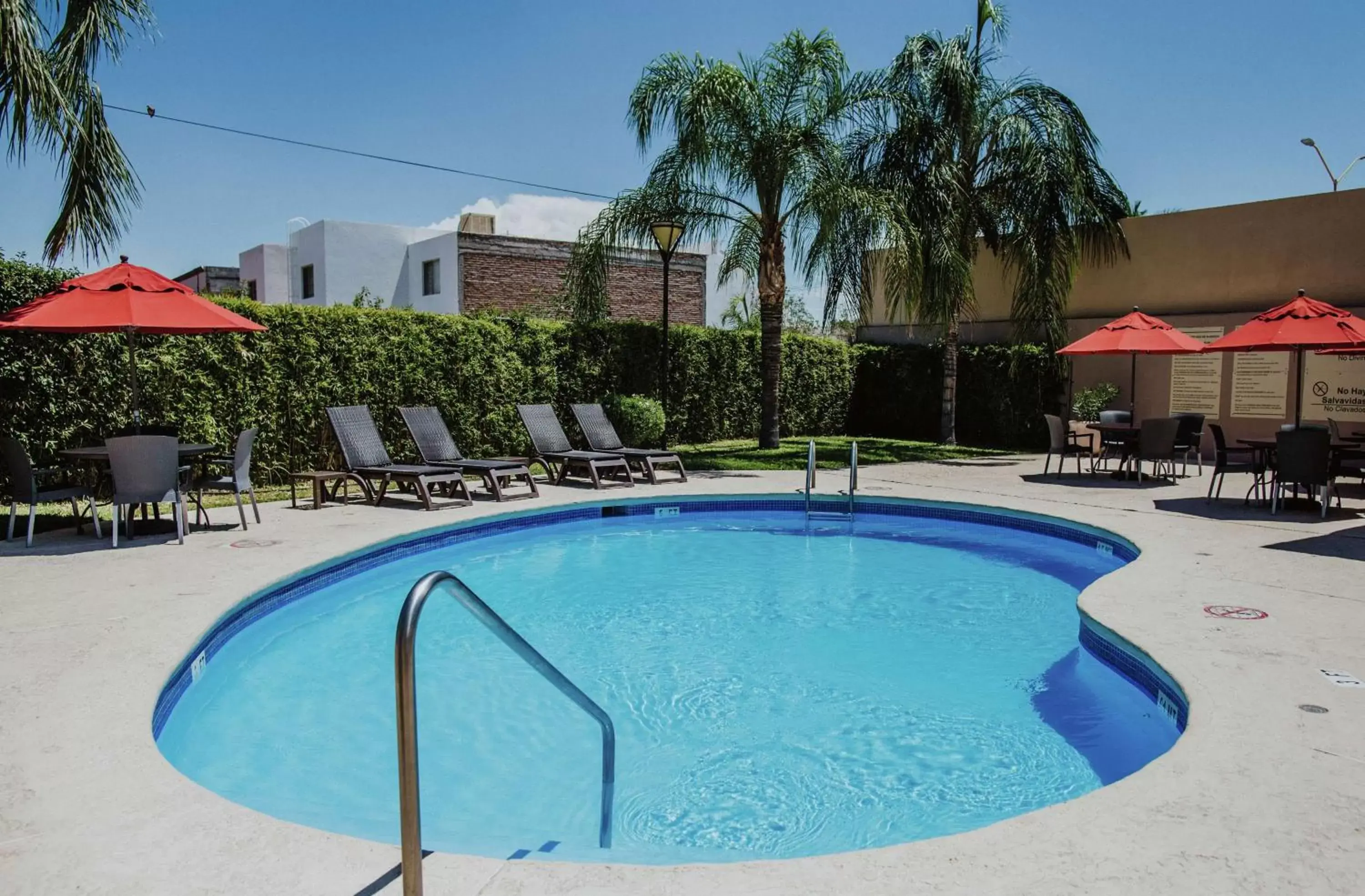 Swimming Pool in Hampton Inn Torreon Airport-Galerias