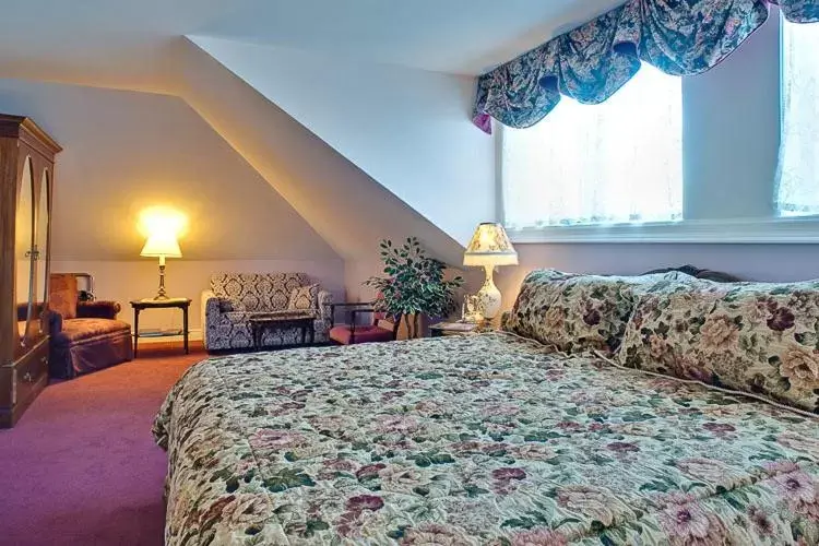 Bed in Amethyst Inn