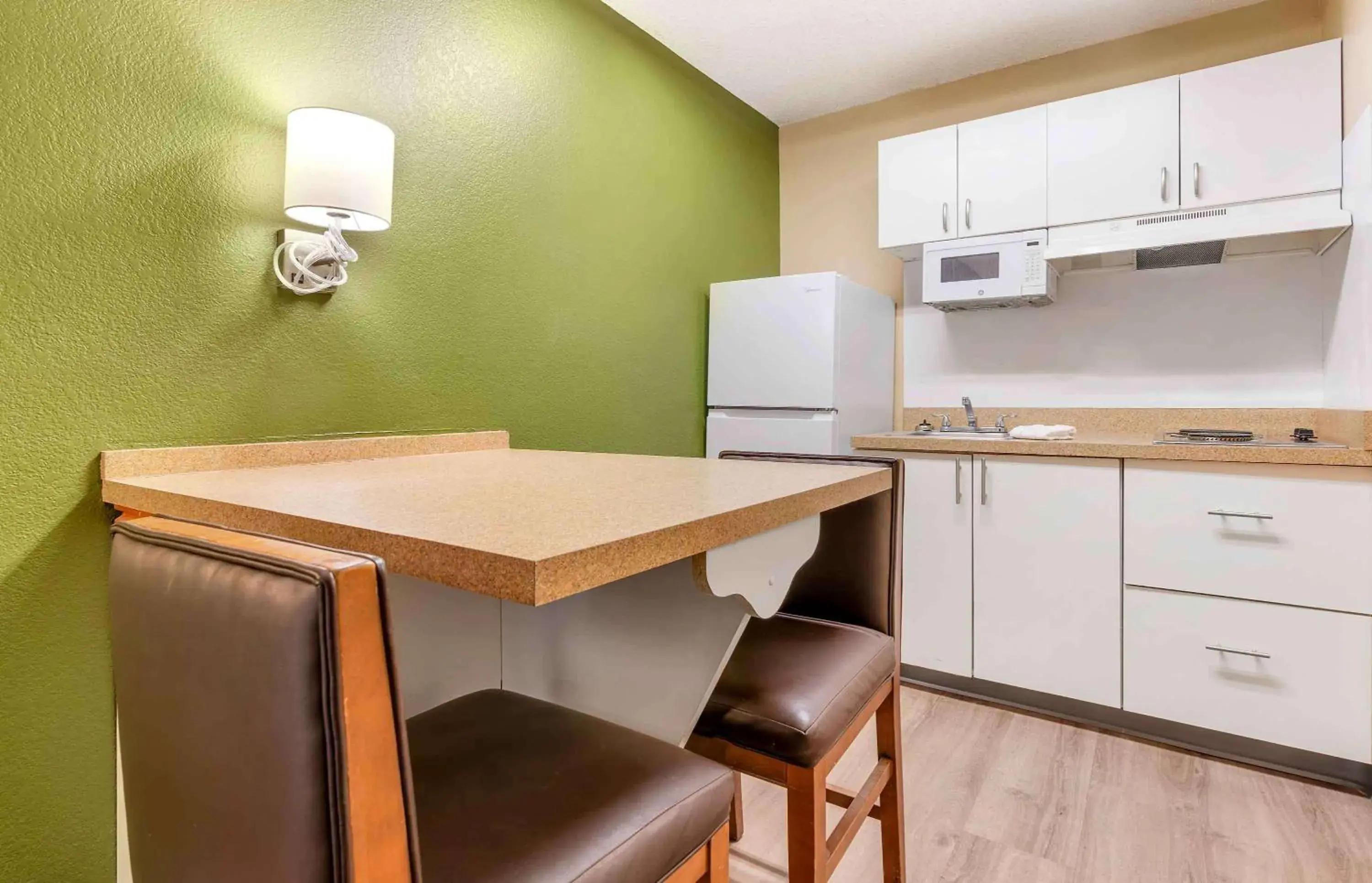 Bedroom, Kitchen/Kitchenette in Extended Stay America Suites - Portland - Tigard