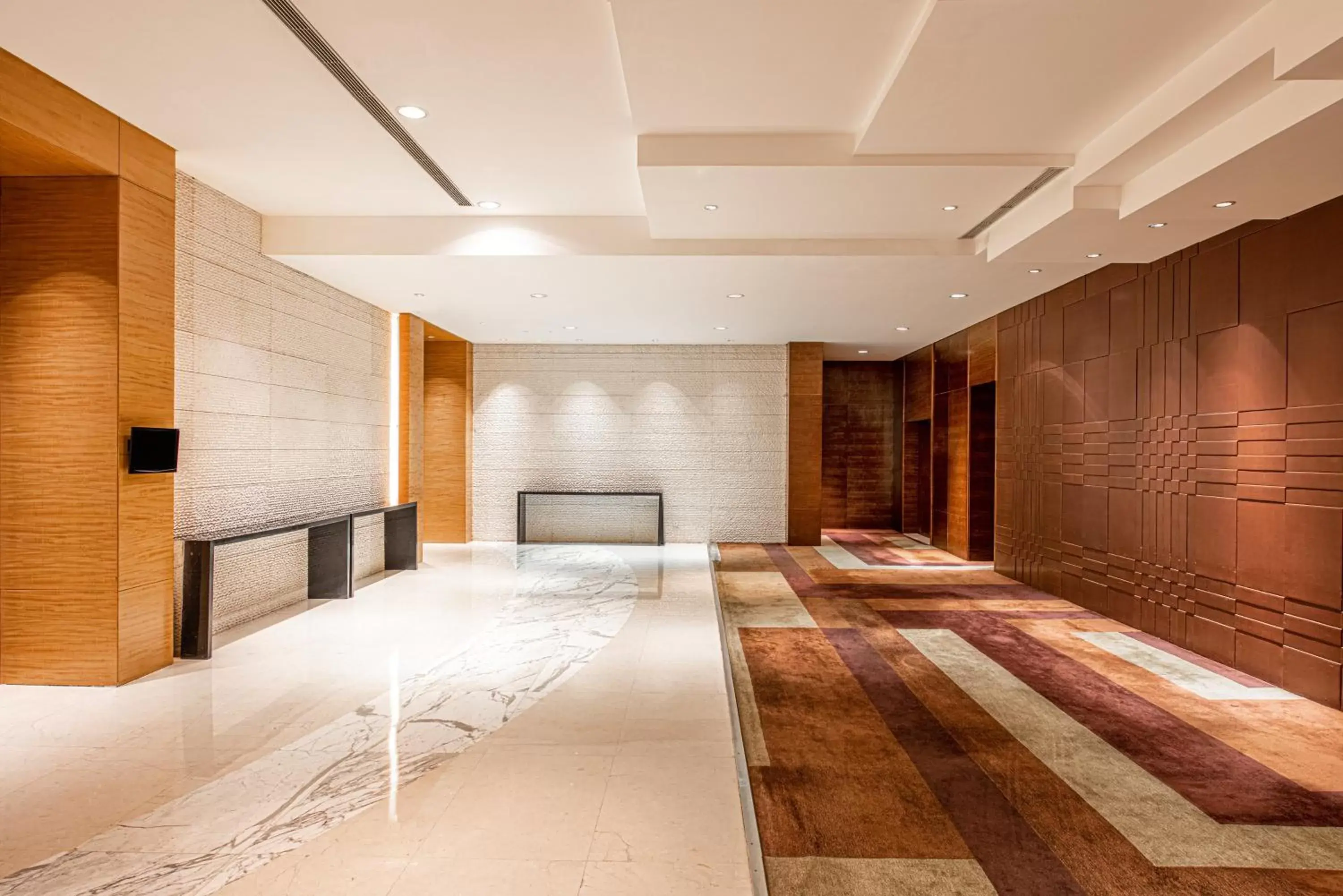 Meeting/conference room in Holiday Inn Qingdao City Center, an IHG Hotel - Shopping MALL