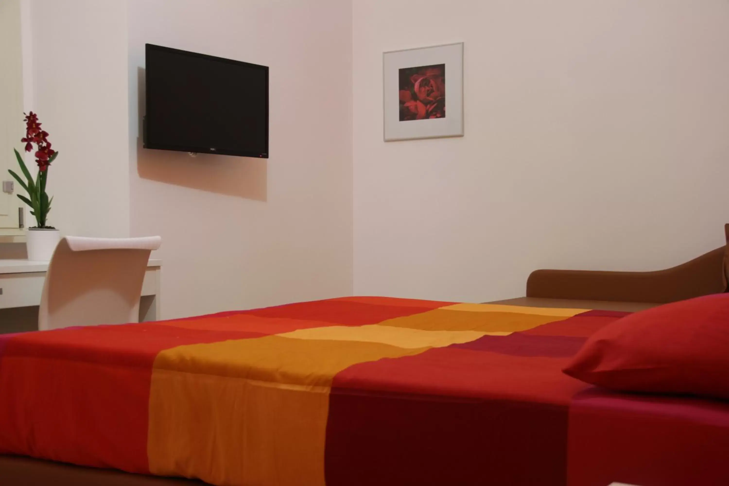 TV and multimedia, Bed in Bovio Modern Suite