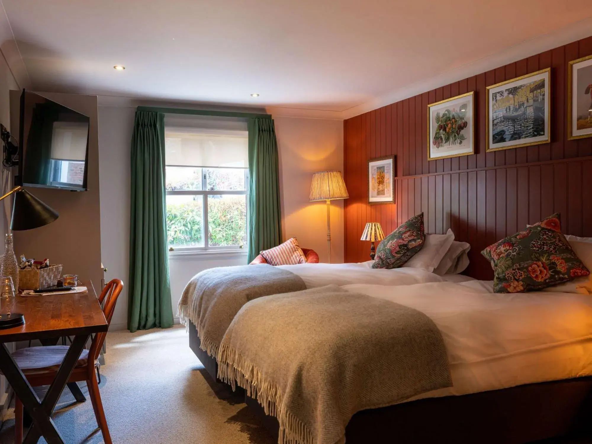 Bedroom, Bed in Dukes Head Hotel