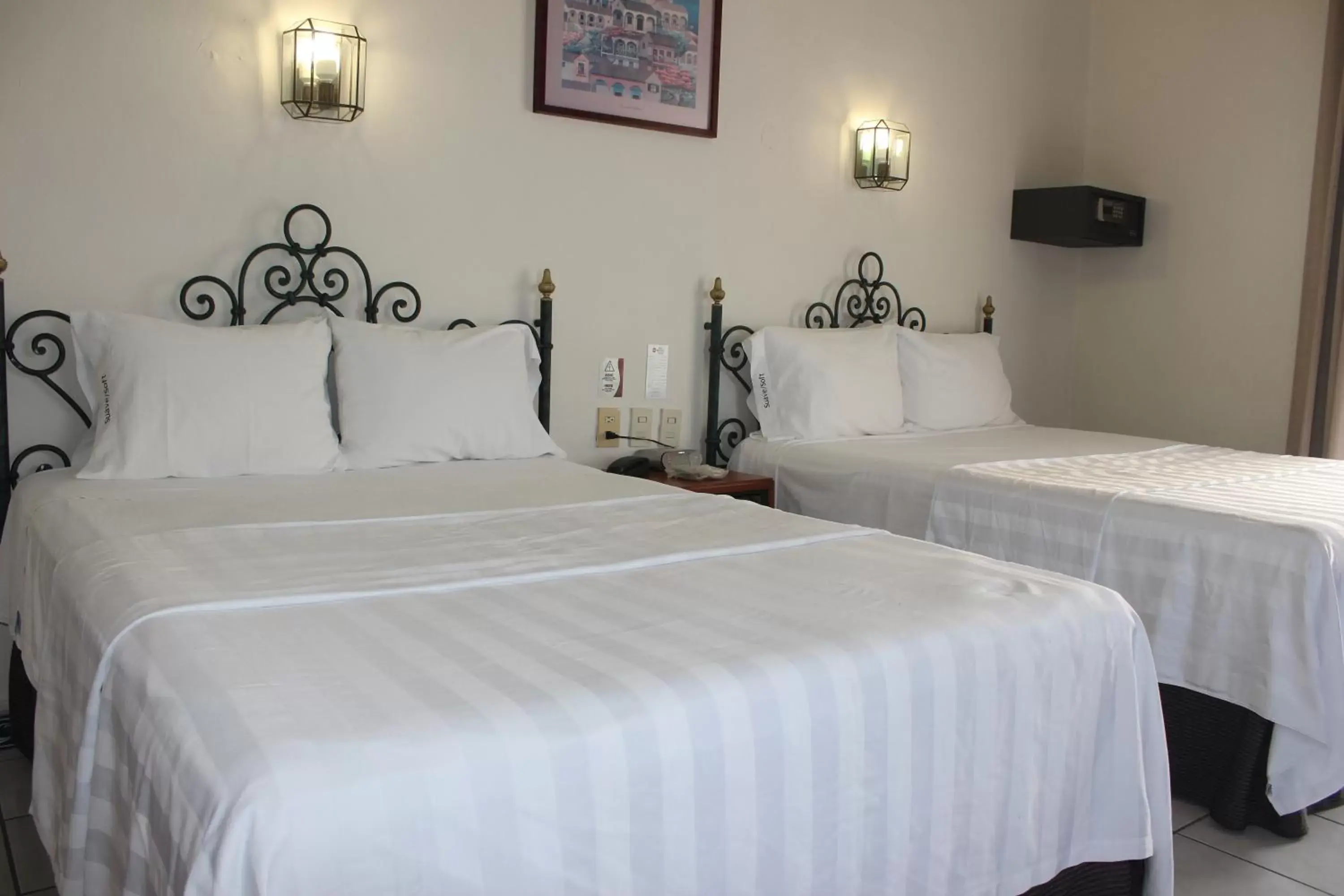 Photo of the whole room, Bed in Hotel Concierge Plaza Colima