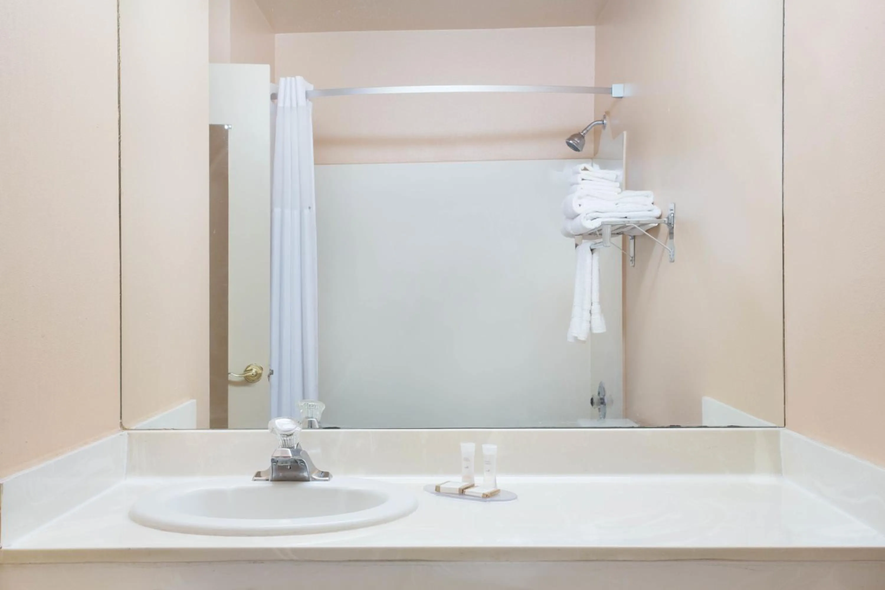 Queen Room with Two Queen Beds - Non-Smoking in Howard Johnson by Wyndham Brigham City