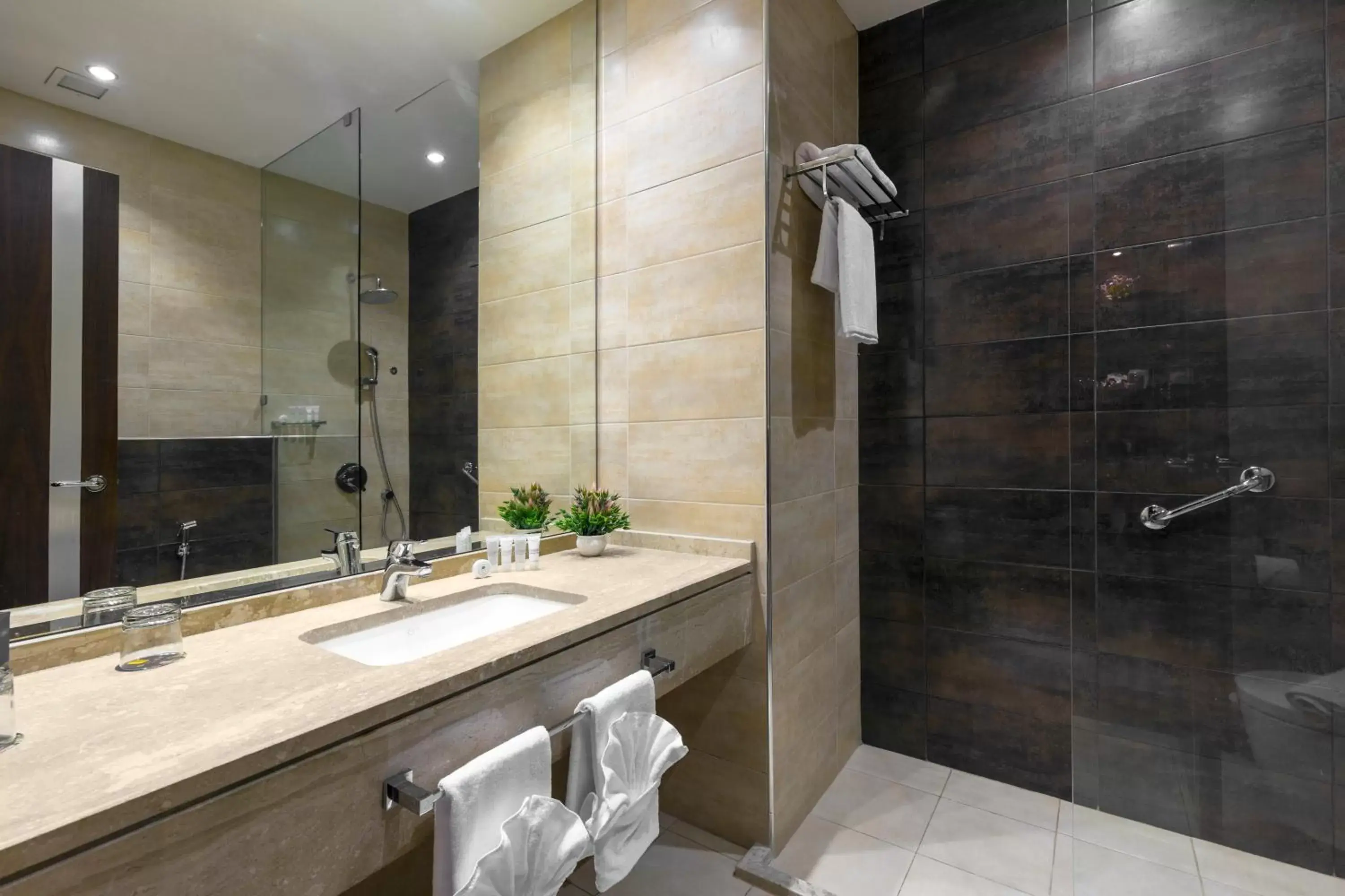 Bathroom in Sulaf Luxury Hotel