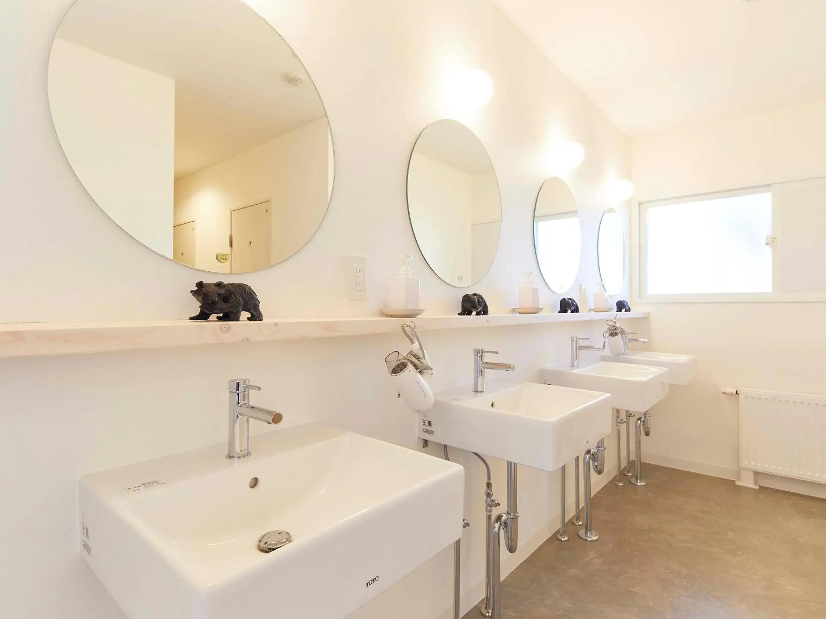 Area and facilities, Bathroom in haku hostel