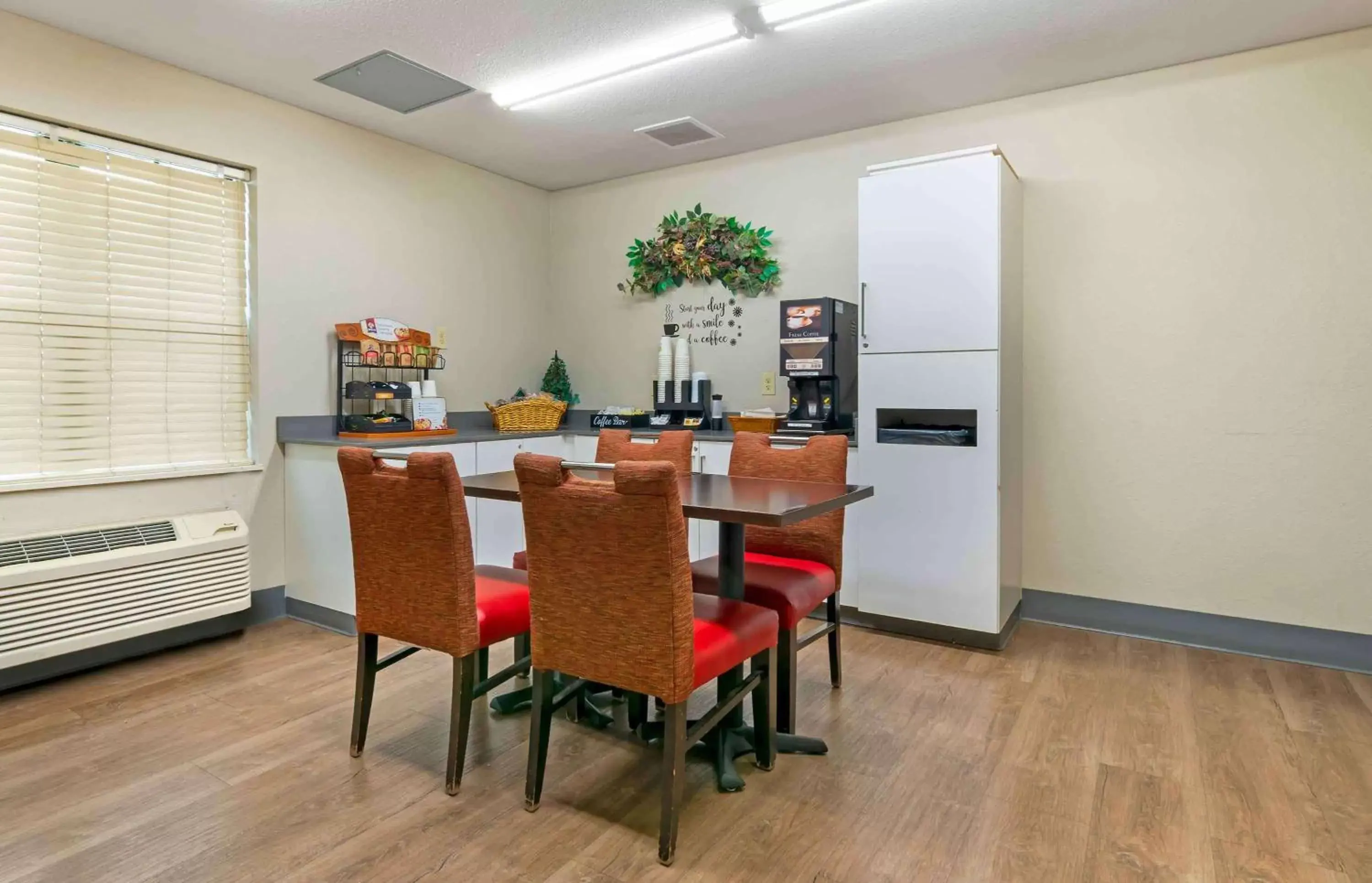 Breakfast, Dining Area in Extended Stay America Suites - Kansas City - Airport