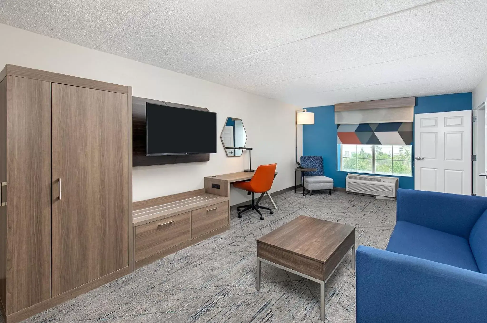 Photo of the whole room, Seating Area in Holiday Inn Express & Suites Columbus at Northlake, an IHG Hotel