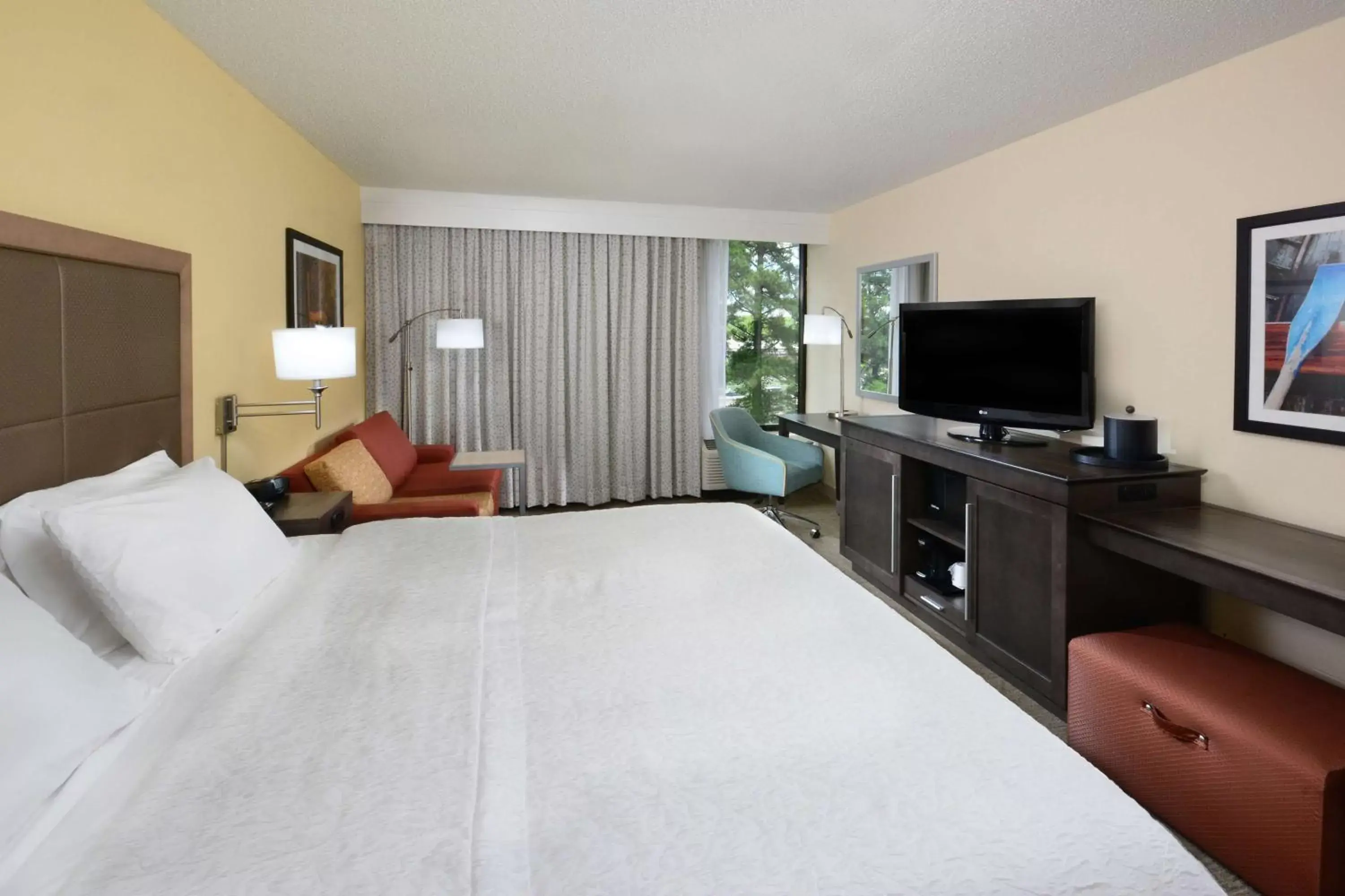 Bed, TV/Entertainment Center in Hampton Inn Charlotte North Lake Norman