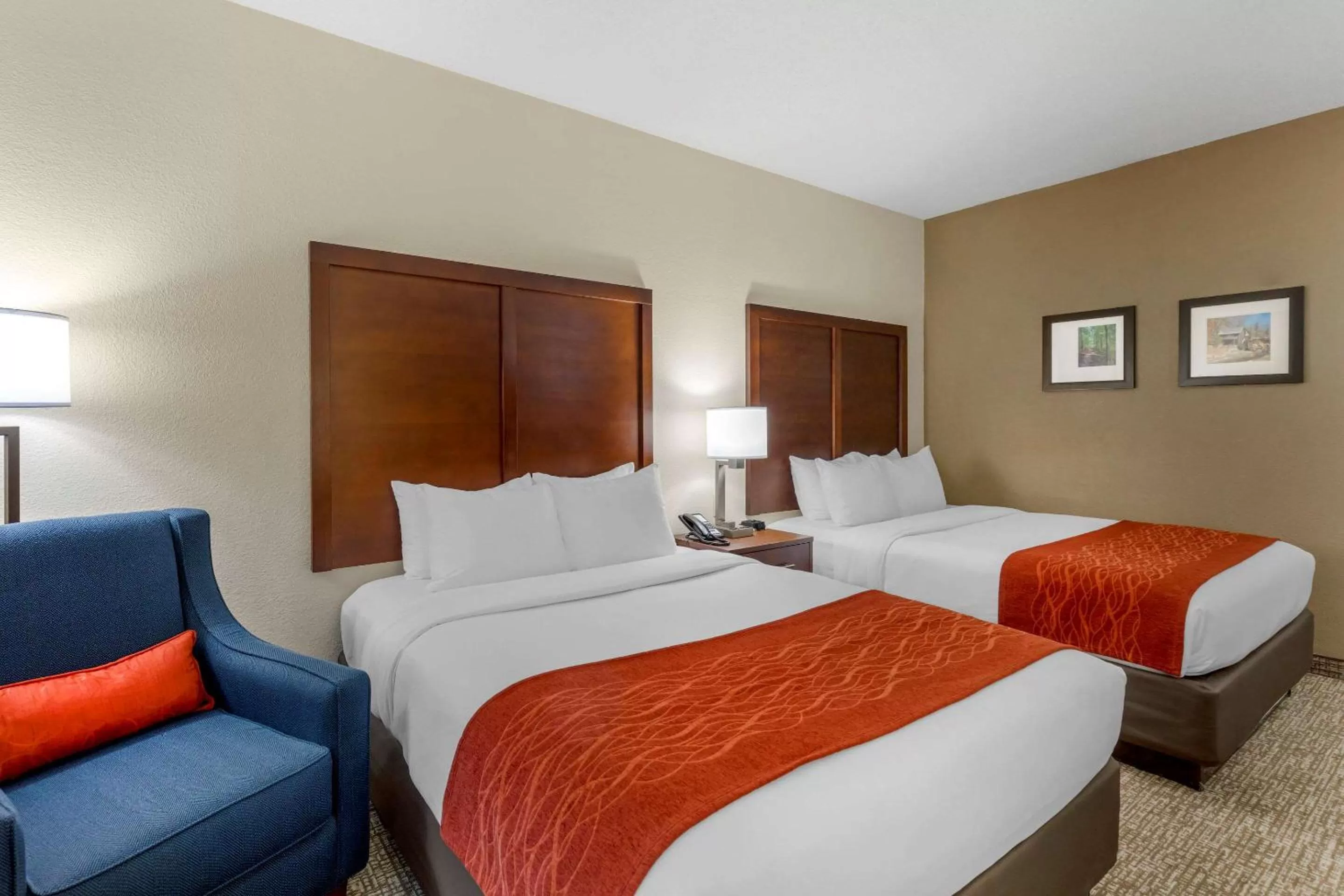 Photo of the whole room, Bed in comfort & inn Suites