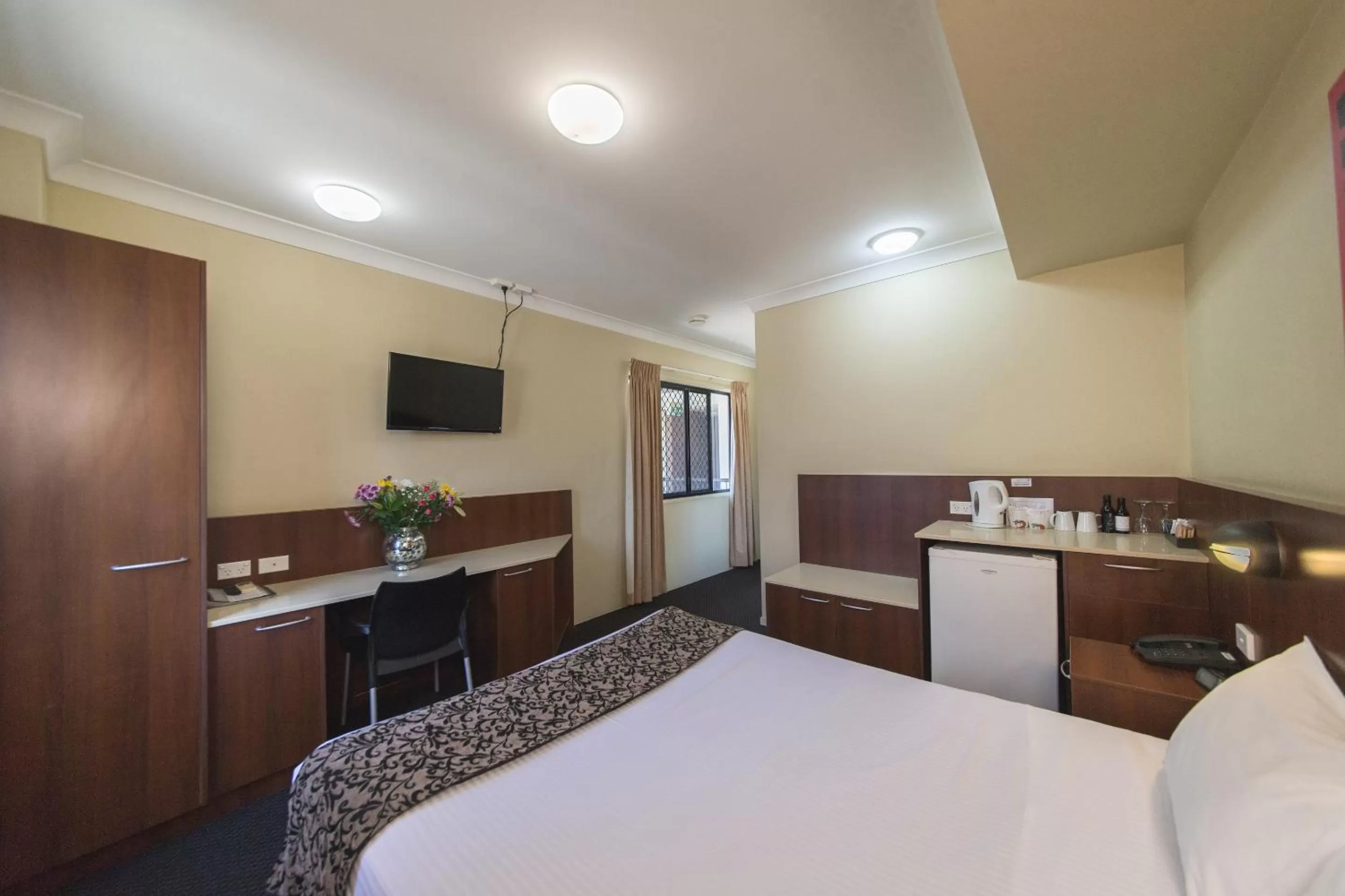 Bed in Rocky Resort Motor Inn