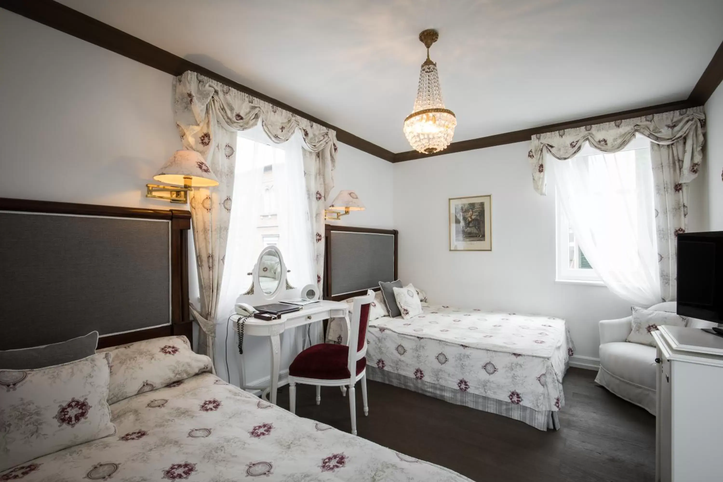 Photo of the whole room, Bed in Hotel Belle Epoque