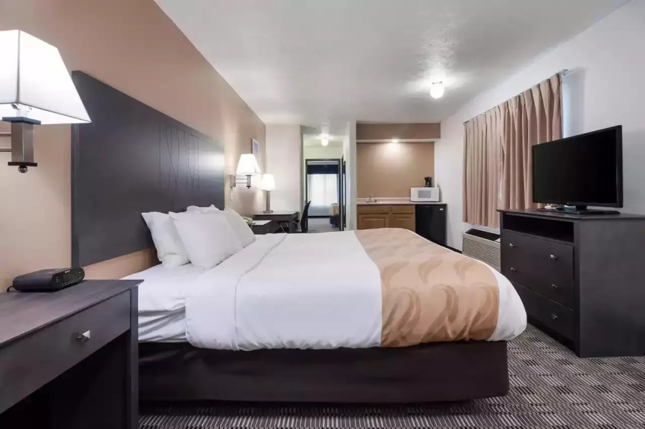 Property building, Bed in Quality Inn & Suites