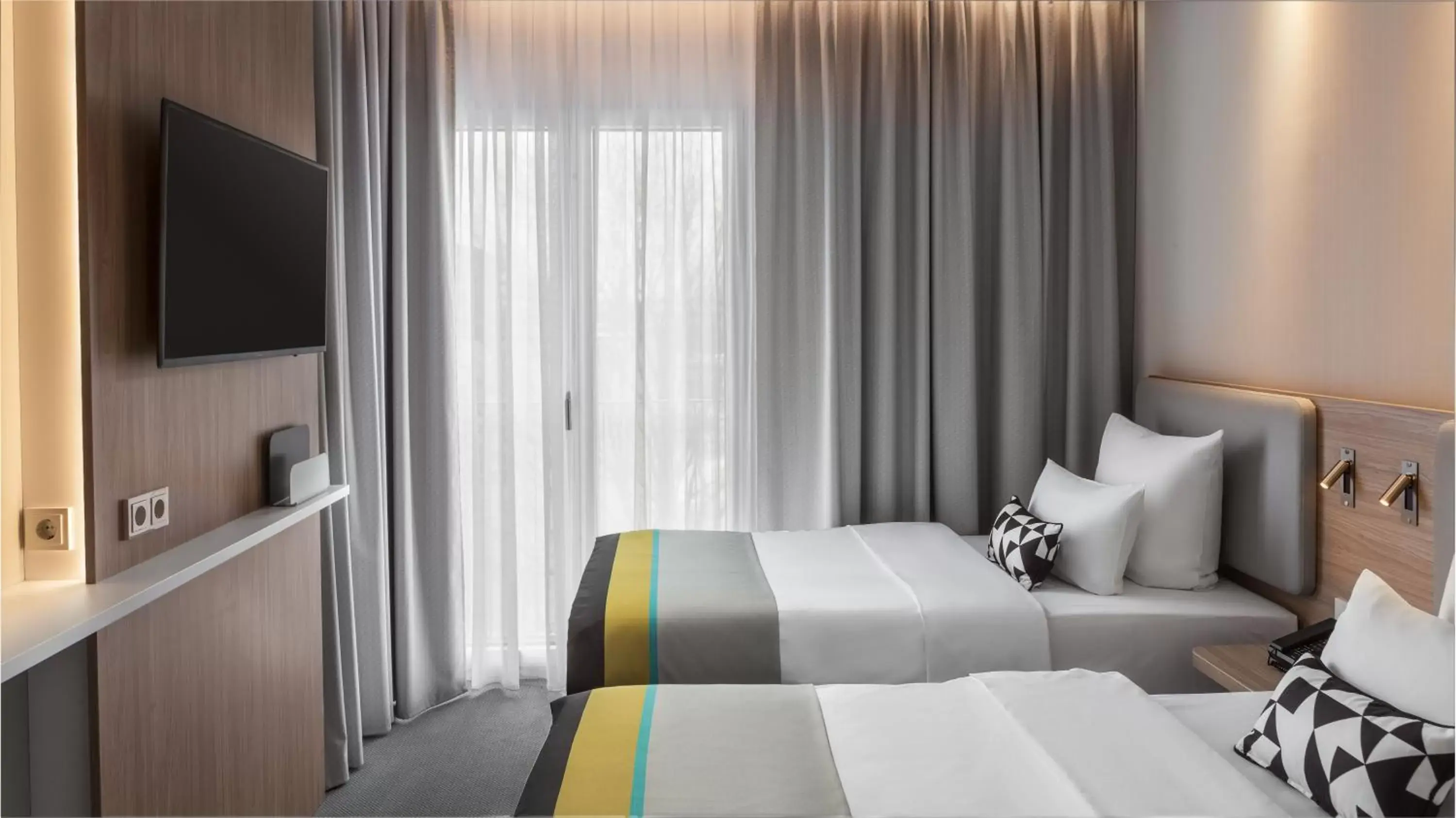 Bedroom, Bed in Holiday Inn Express Düsseldorf - Hauptbahnhof, an IHG Hotel