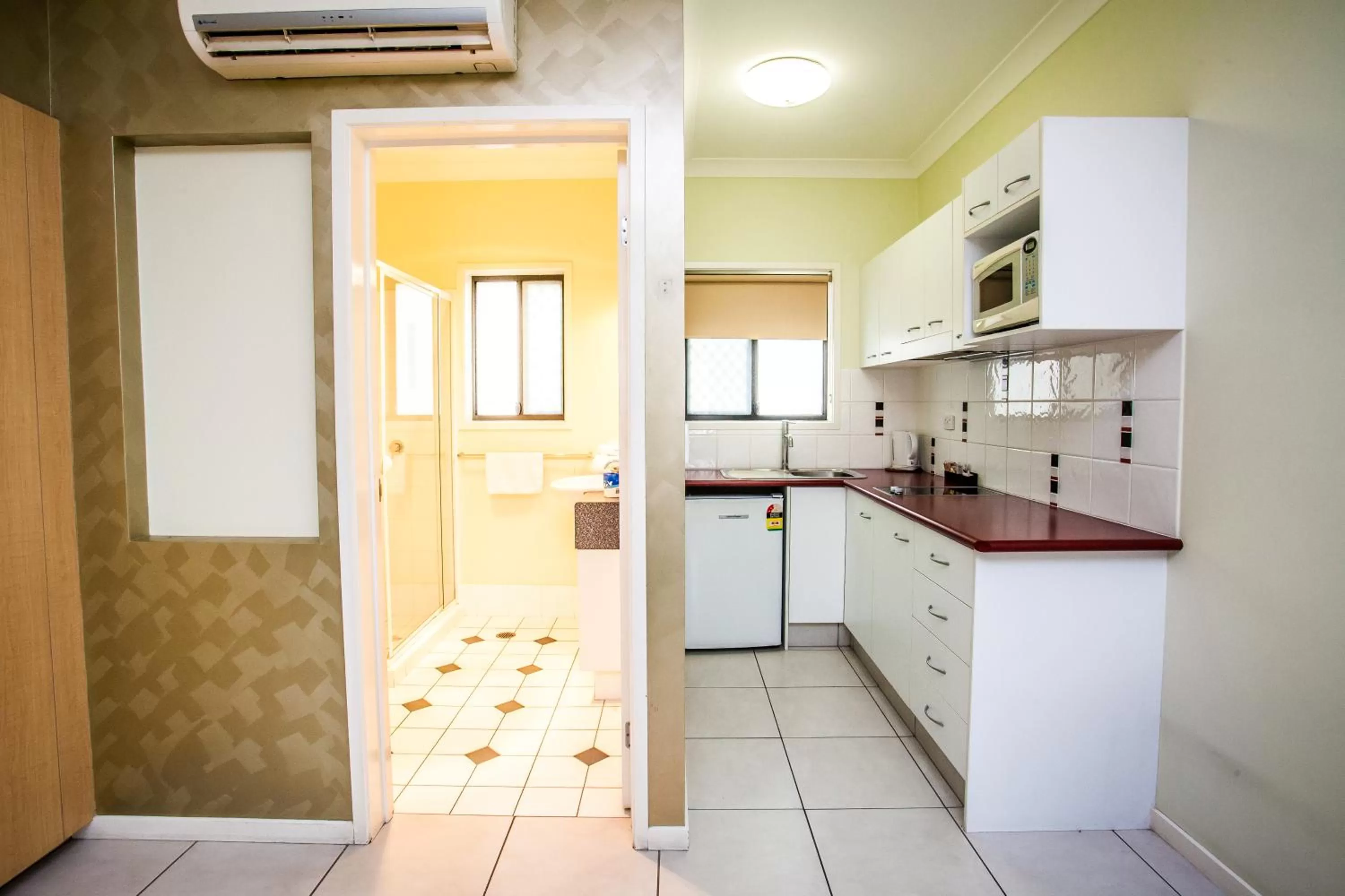 Bathroom in Darra Motel & Conference Centre