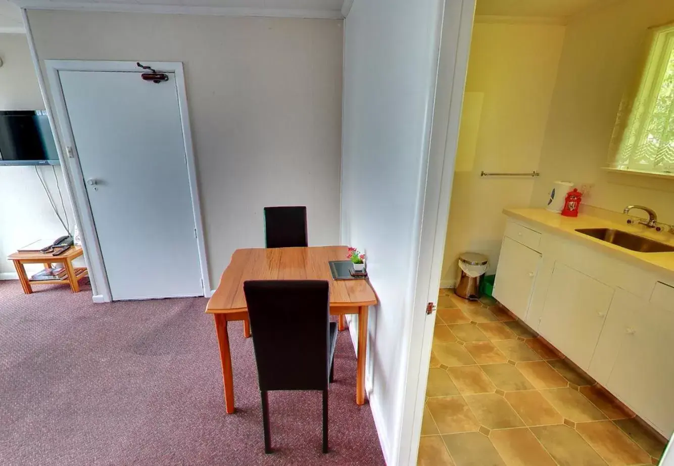 Kitchen or kitchenette, Dining Area in Belle Bonne Motel