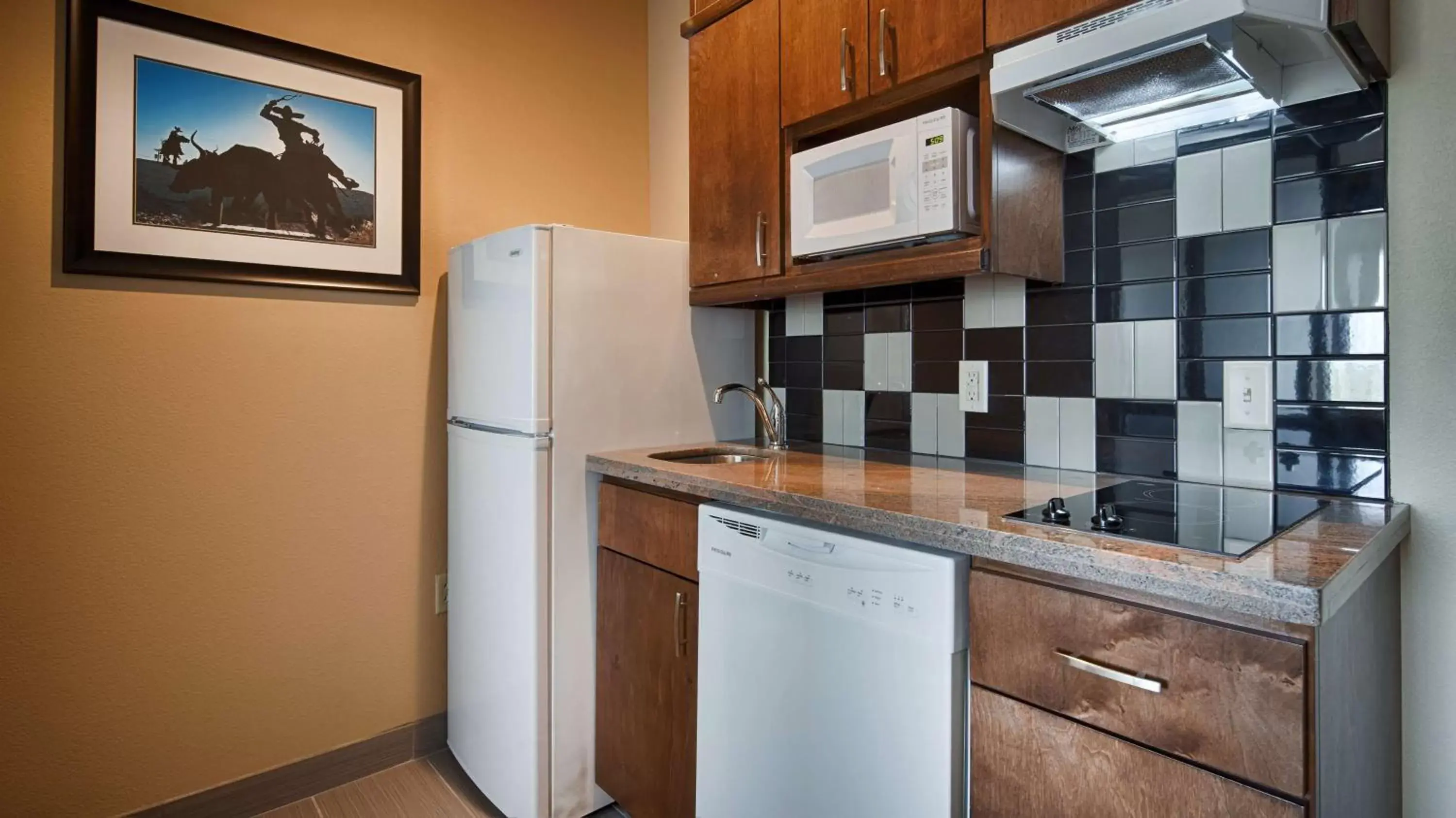Photo of the whole room, Kitchen/Kitchenette in Best Western Plus Fort Stockton Hotel