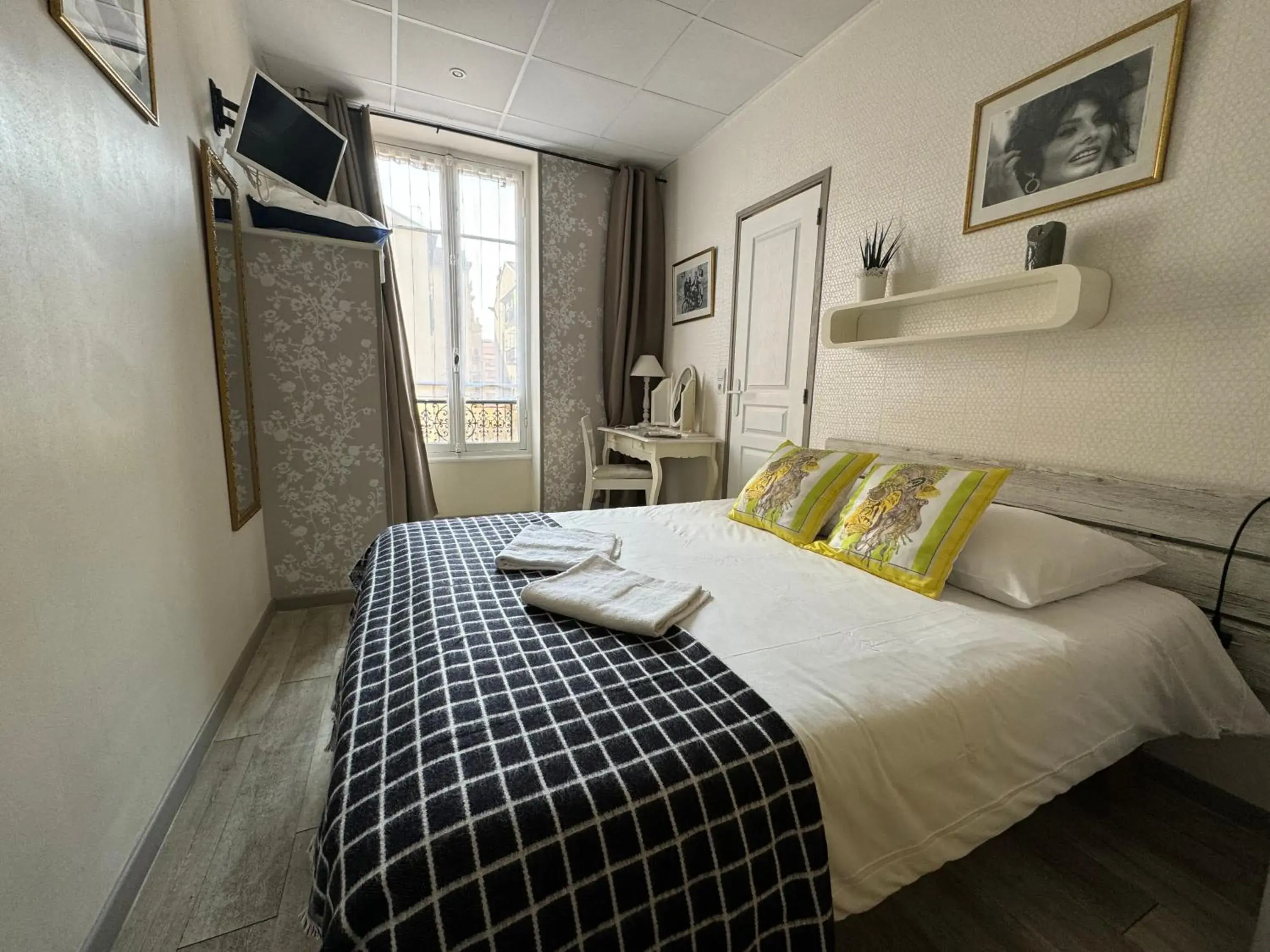 Property building, Bed in Hotel des Dames Property building, Bed in Hotel des Dames