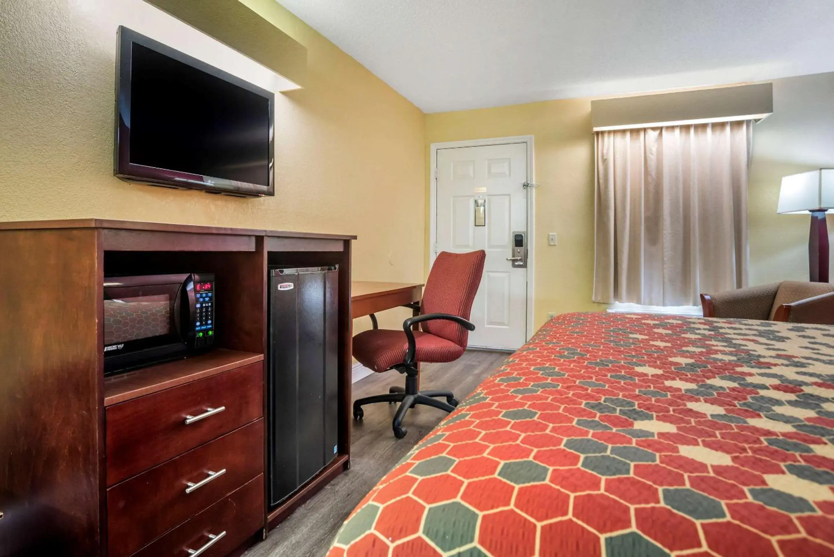 Photo of the whole room, TV/Entertainment Center in Econo Lodge Tupelo