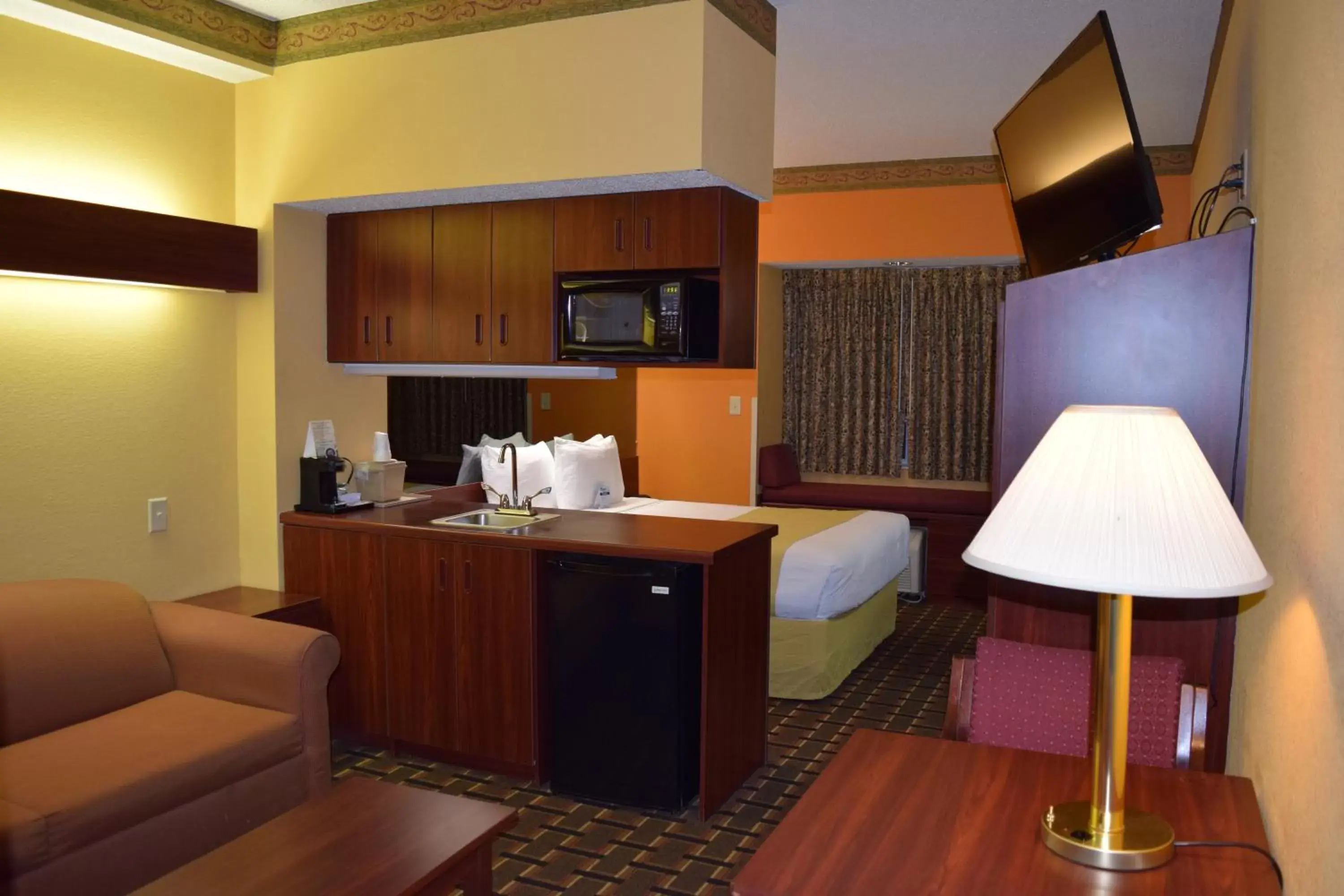 TV and multimedia, Kitchen/Kitchenette in Microtel Inn & Suites by Wyndham Rock Hill/Charlotte Area