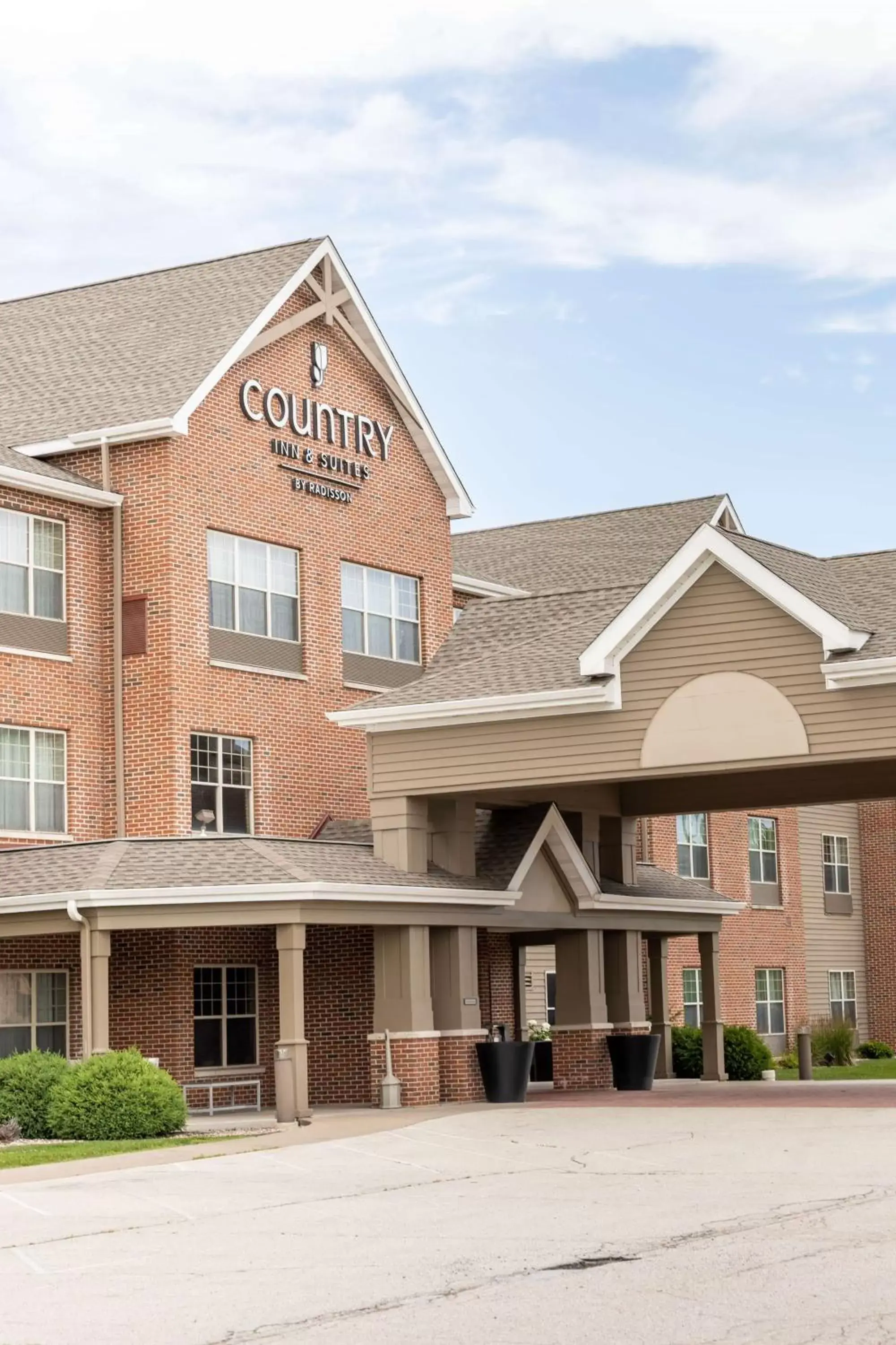 Property Building in Country Inn & Suites by Radisson, Green Bay East, WI
