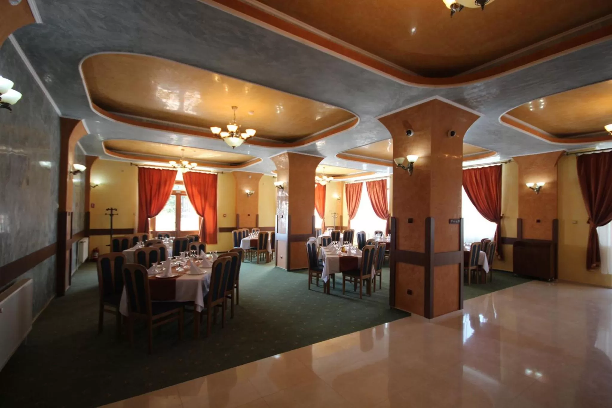 Restaurant/places to eat in Hotel Eden