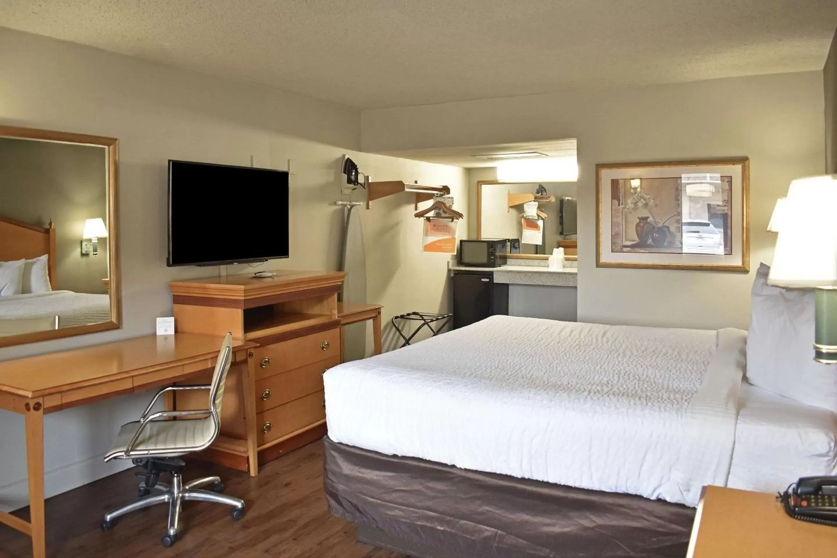 Photo of the whole room, Bed in Rodeway Inn Hot Springs National Park Area