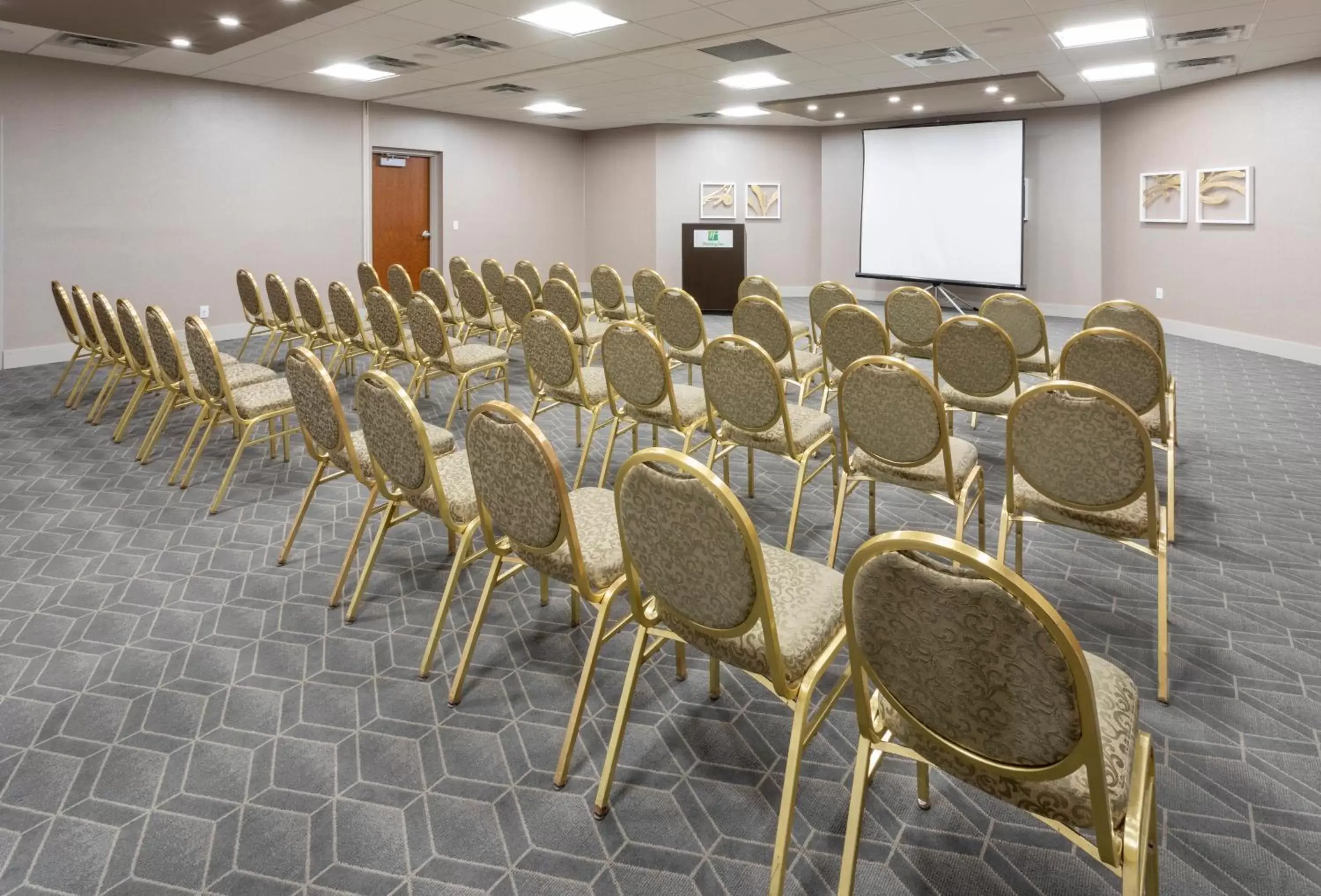 Meeting/conference room in Holiday Inn Marquette, an IHG Hotel