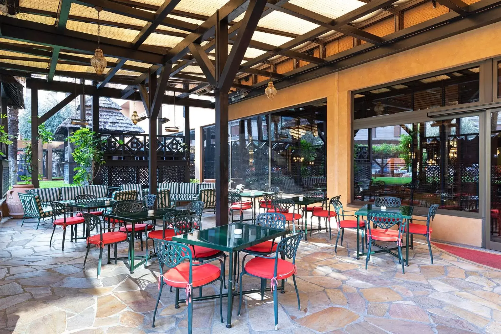 Patio, Restaurant/Places to Eat in Royal Hotel Carlton