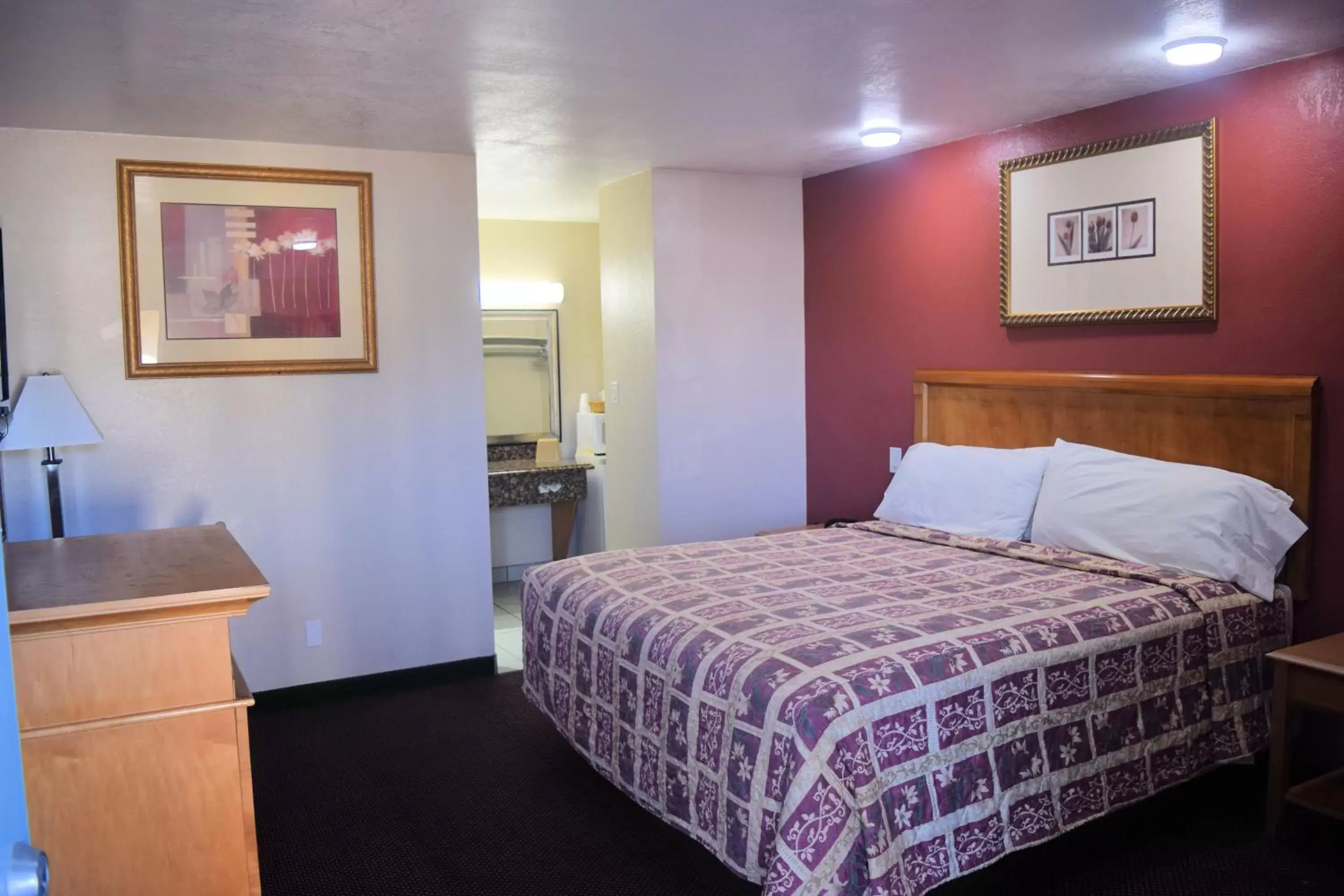 Bed in Western Inn & Suites