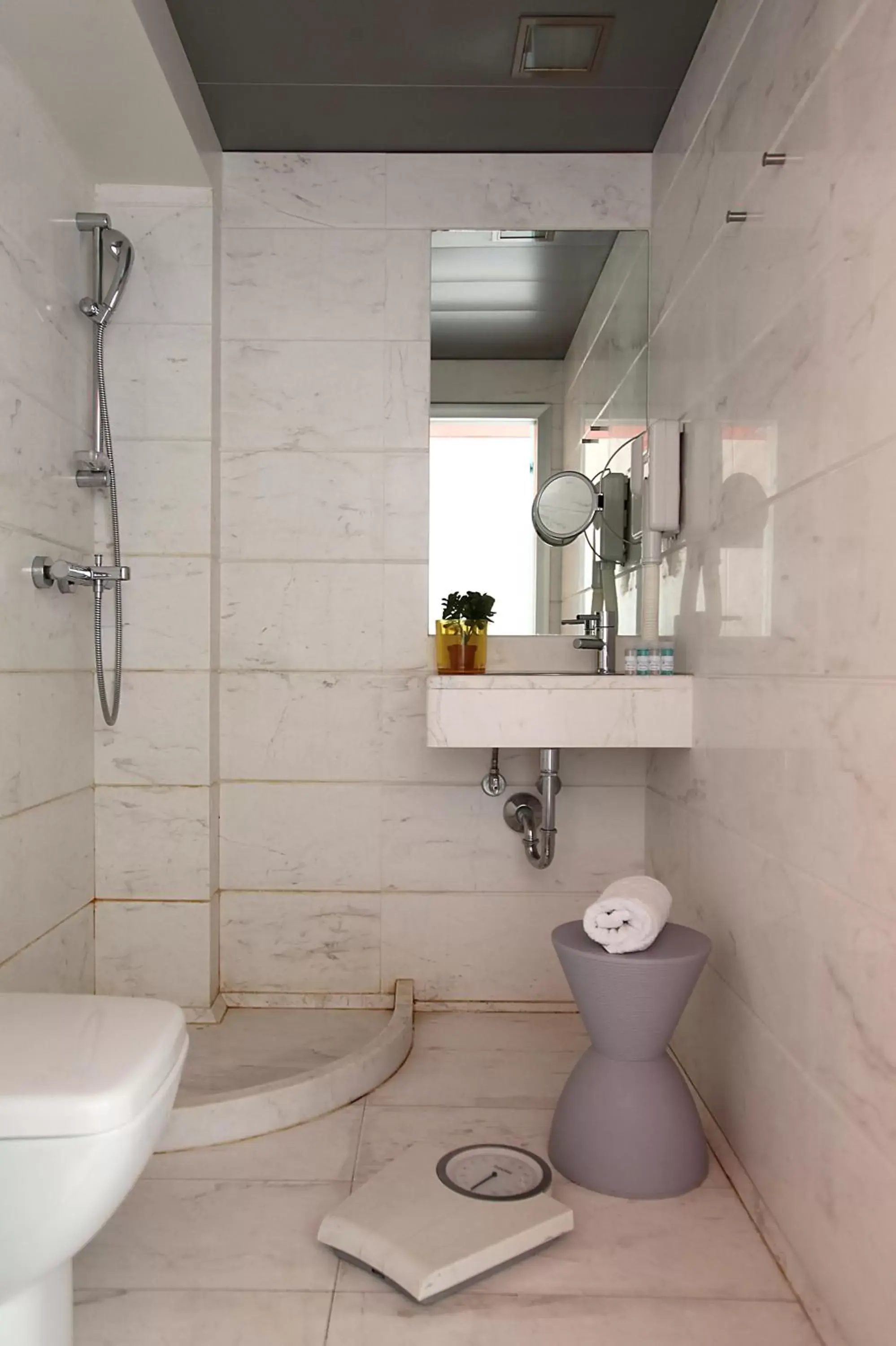 Shower, Bathroom in Dorian Inn - Sure Hotel Collection by Best Western