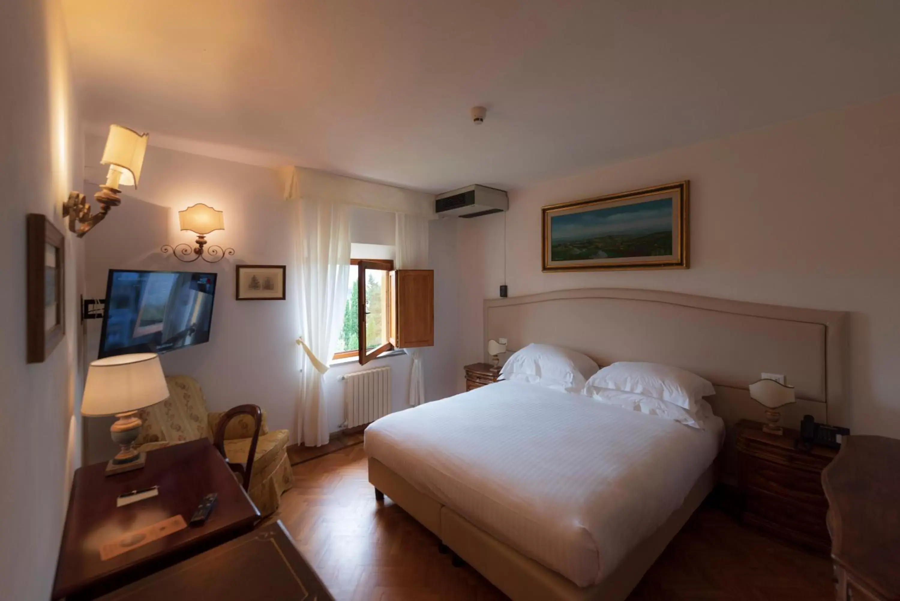 Bed in Villa Scacciapensieri Boutique Hotel