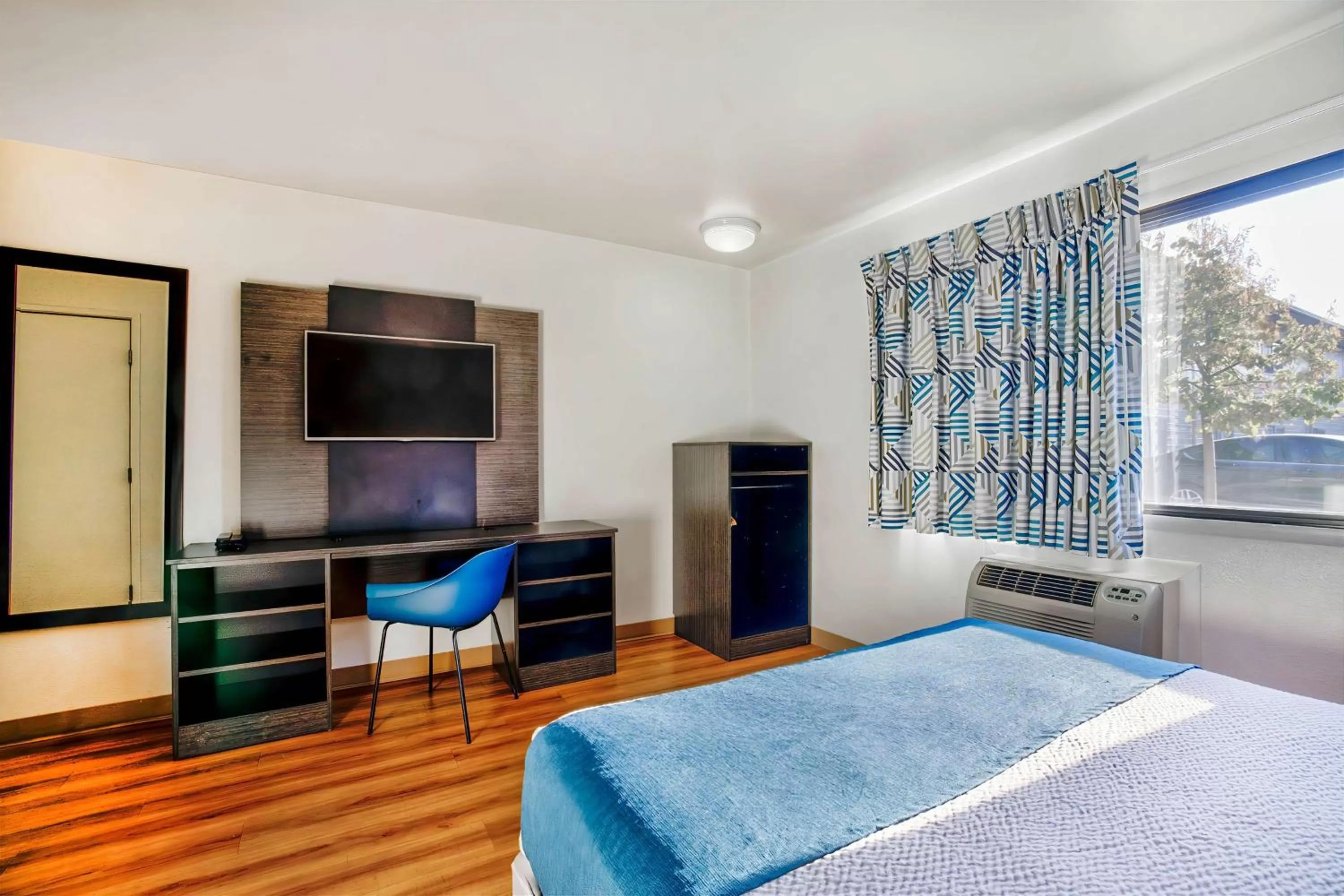 Double Room - Disability Access - Roll In Shower in Motel 6 Duluth, MN