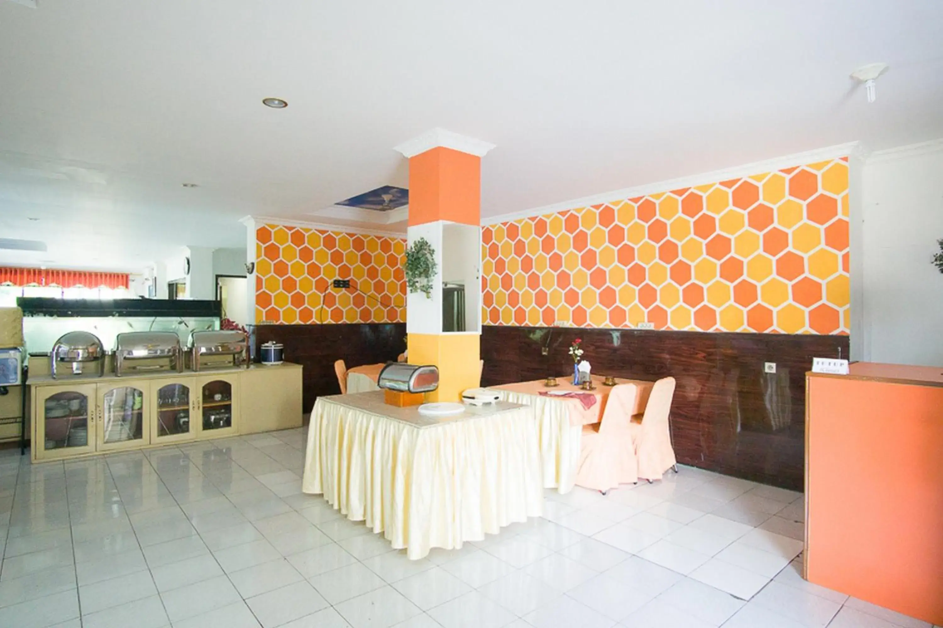 Restaurant/places to eat, Kitchen/Kitchenette in RedDoorz plus near Pelabuhan Bitung