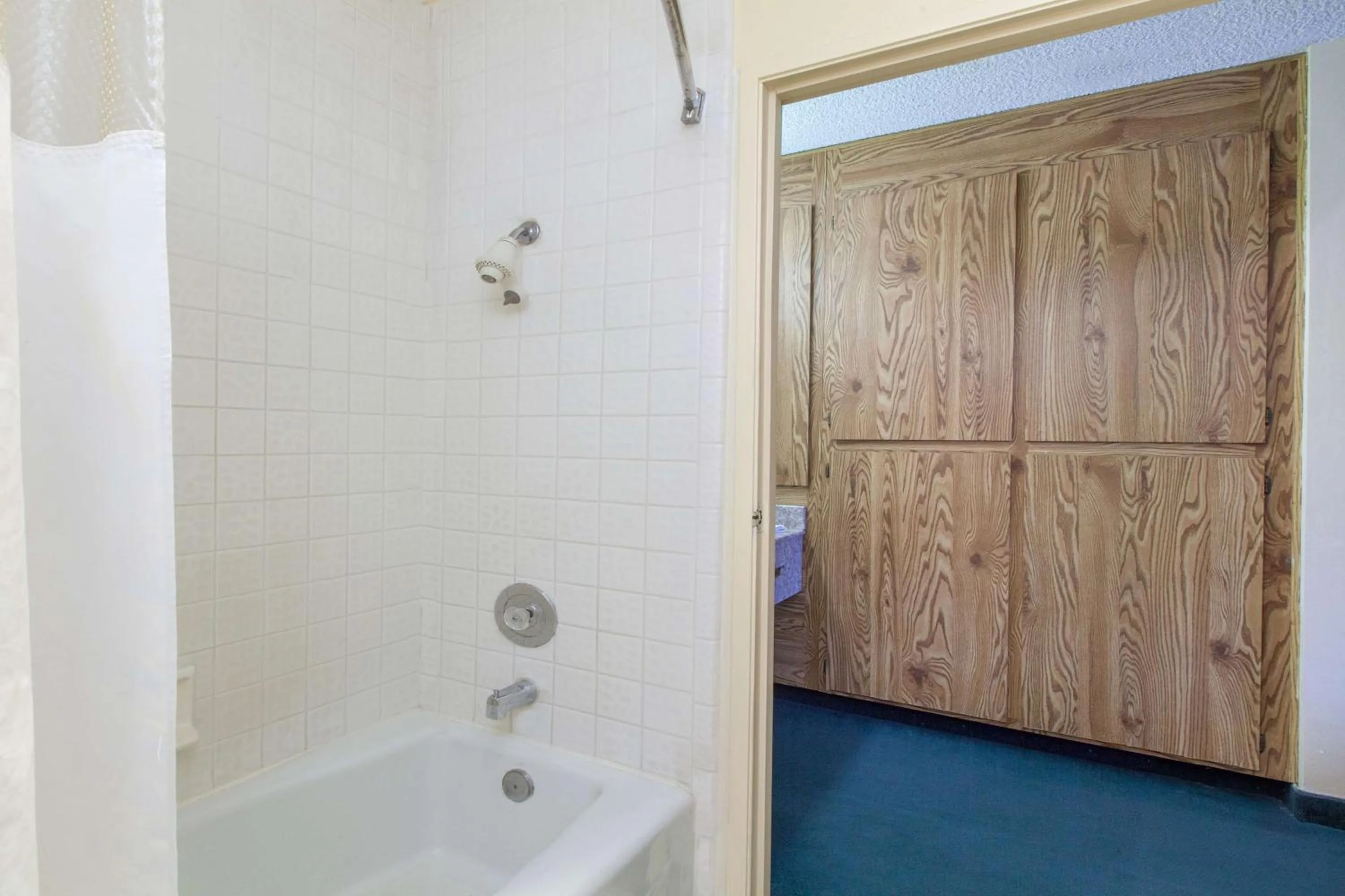 Bathroom in America's Best Value Inn & Suites Bakersfield Central