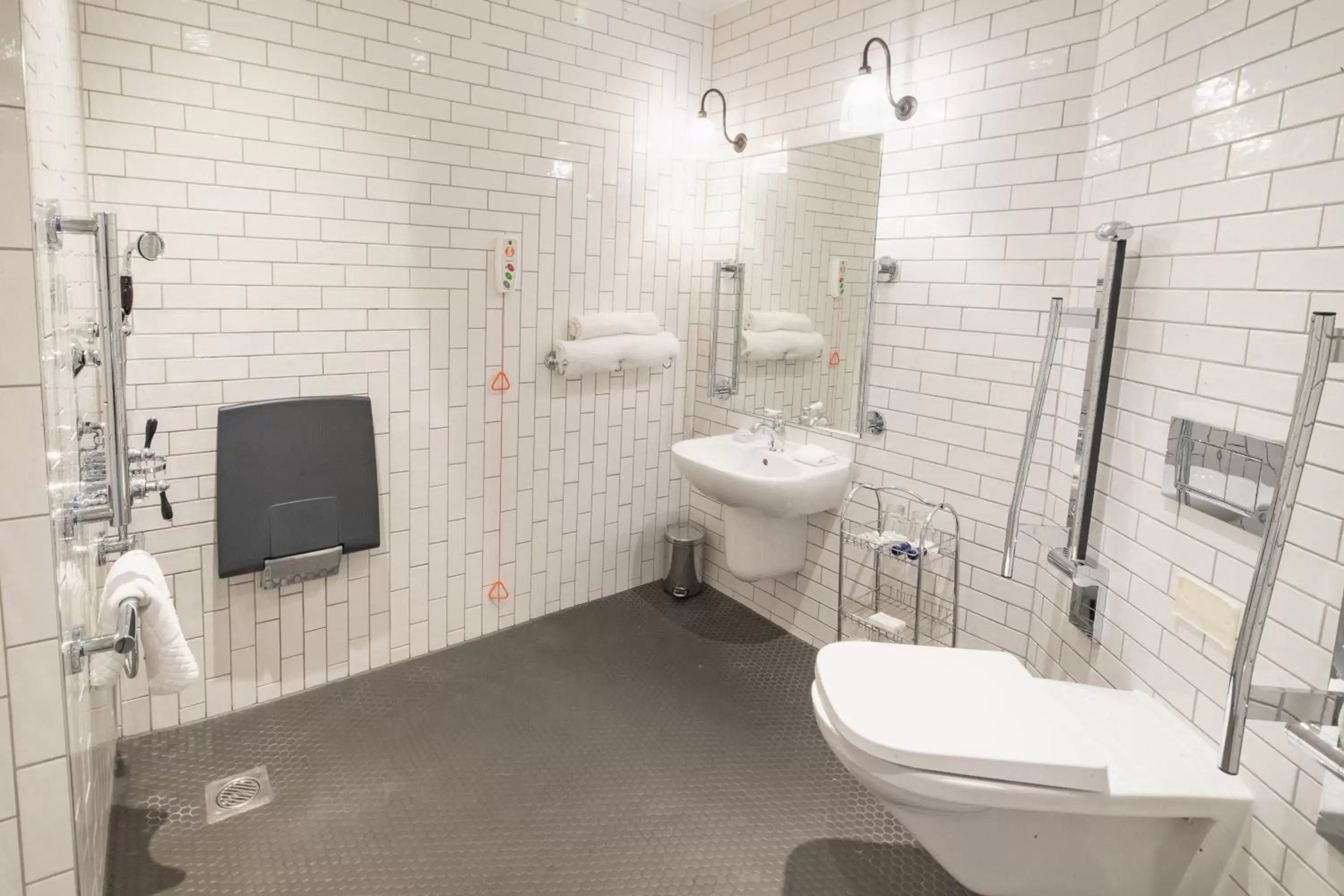 Photo of the whole room, Bathroom in Kimpton Clocktower, an IHG Hotel