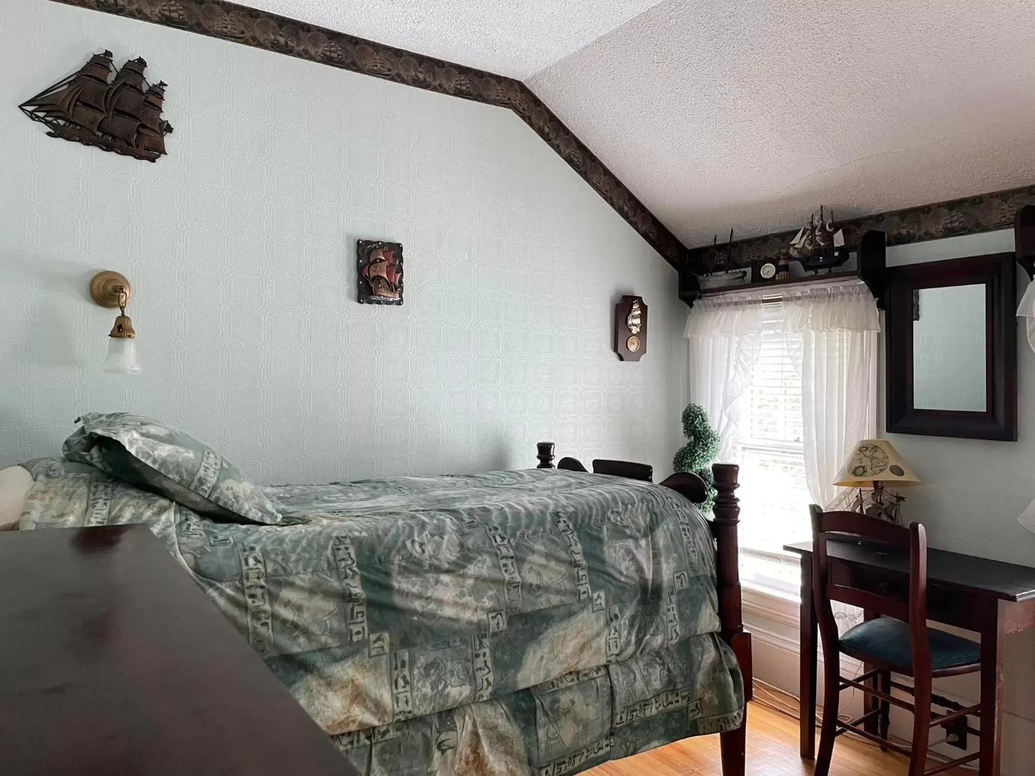 Single Room with Private Bathroom - single occupancy in Marshlands Inn