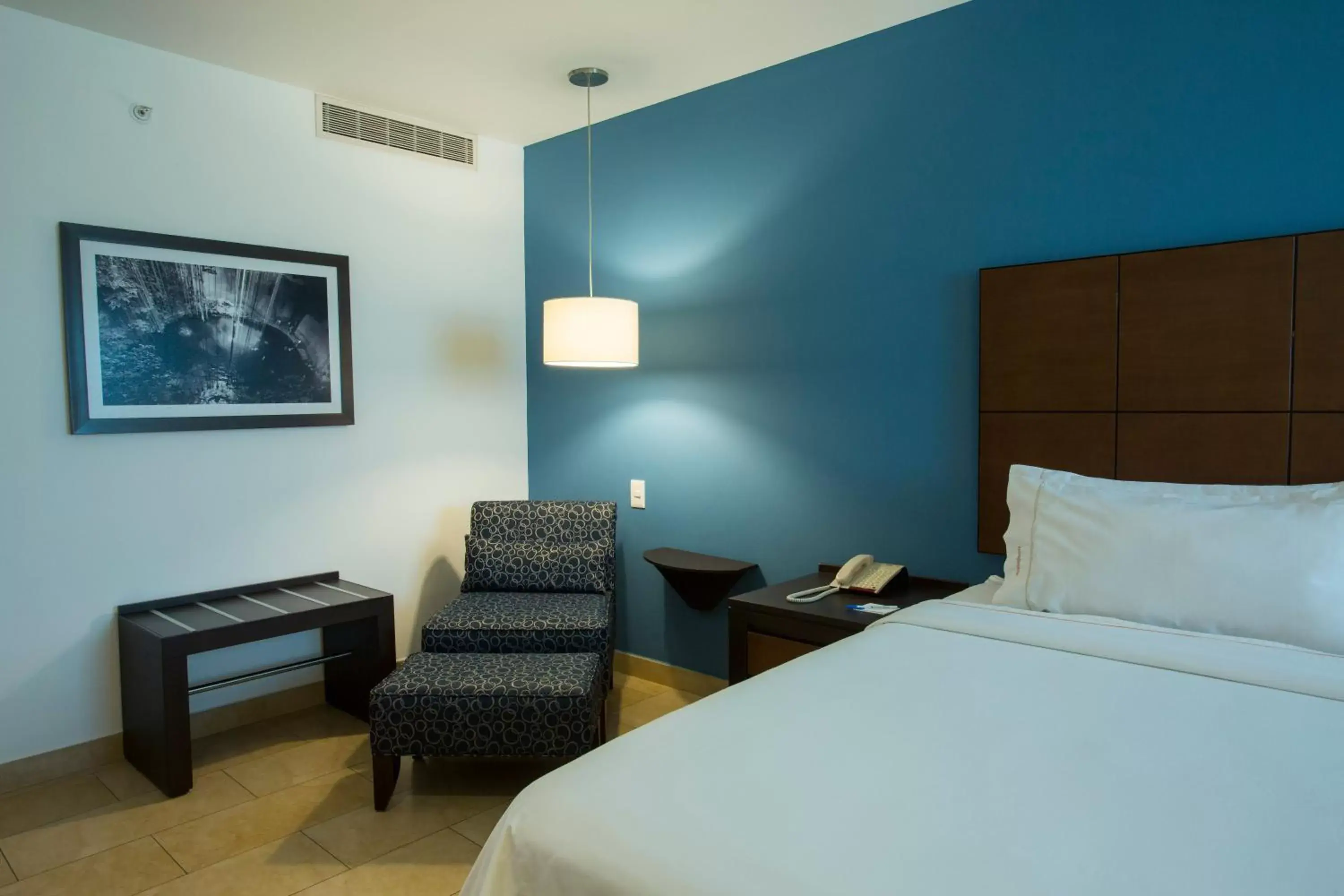 Photo of the whole room, Bed in Holiday Inn Express Mérida, an IHG Hotel