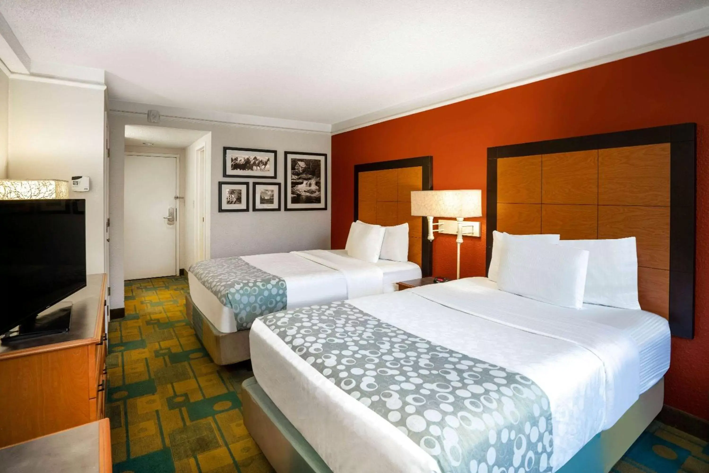 Photo of the whole room, Bed in La Quinta by Wyndham Nashville Airport/Opryland