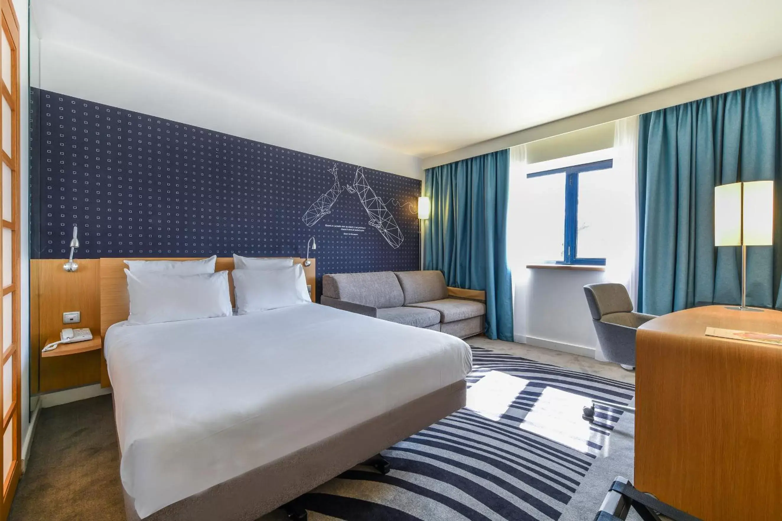 Photo of the whole room, Bed in Novotel La Rochelle Centre