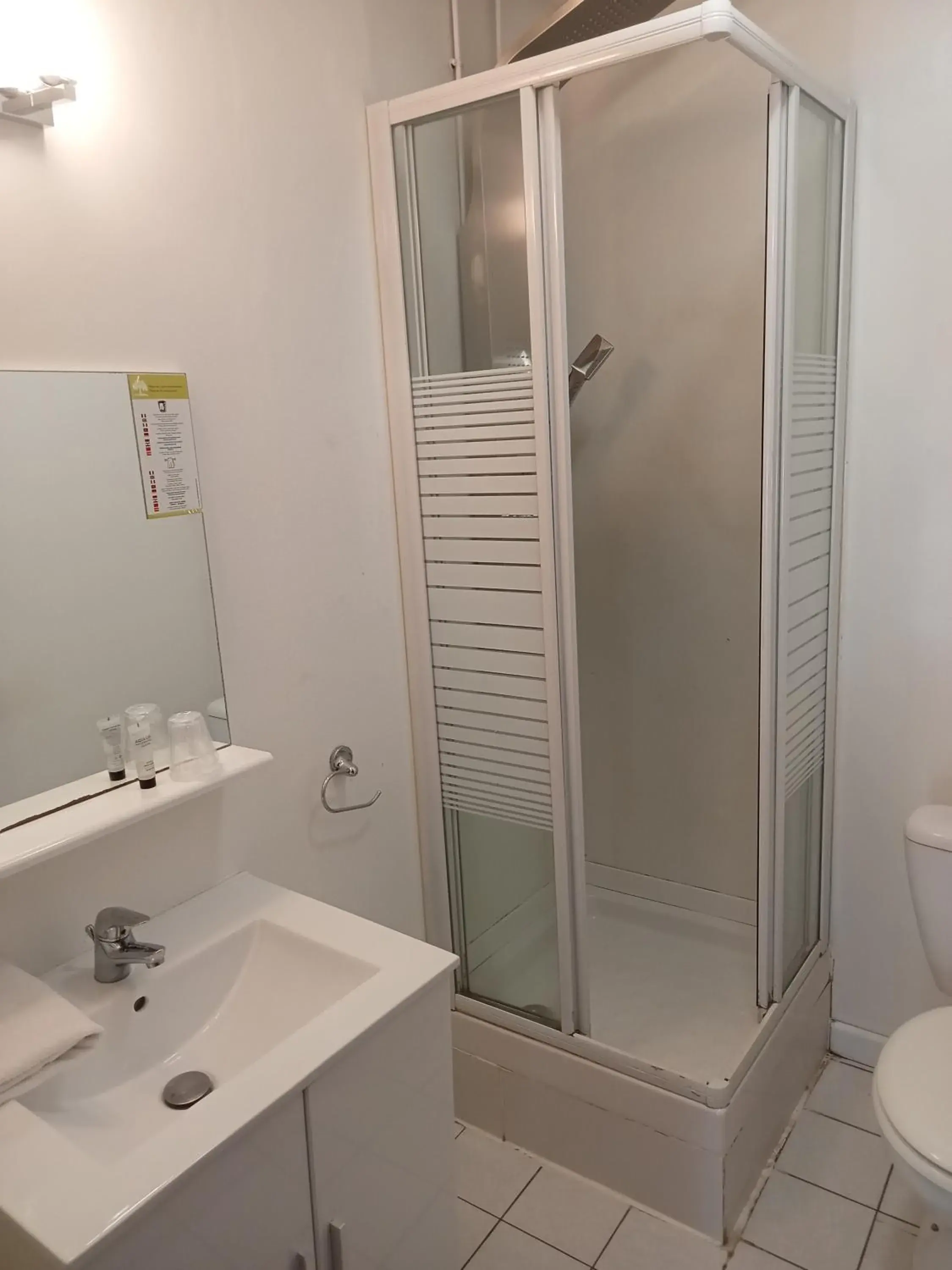 Shower, Bathroom in H¿tel Restaurant Le Relais de l'Estuaire