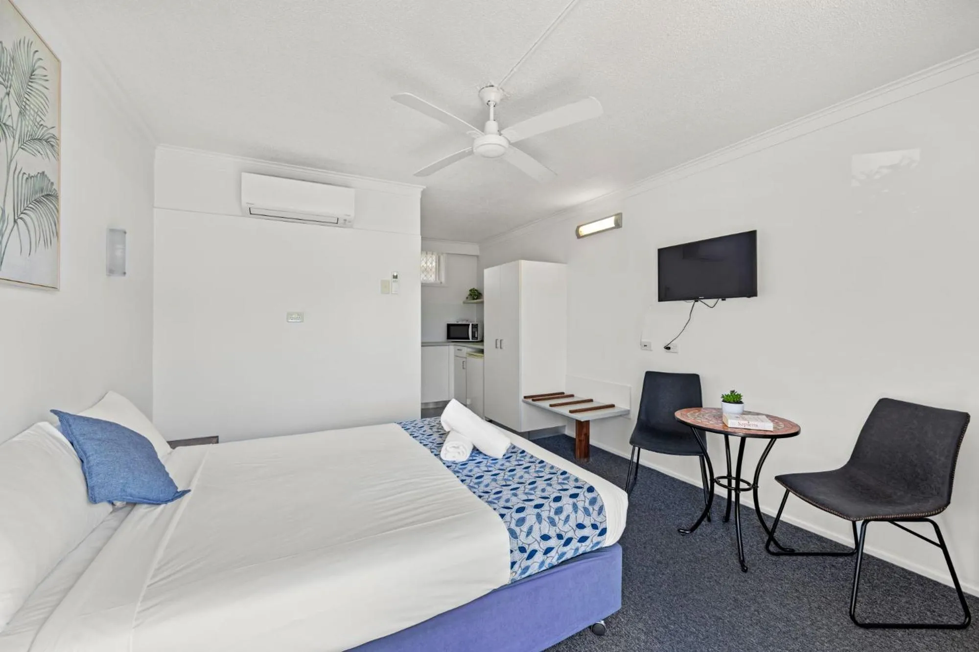 Bed in Pottsville Beach Motel