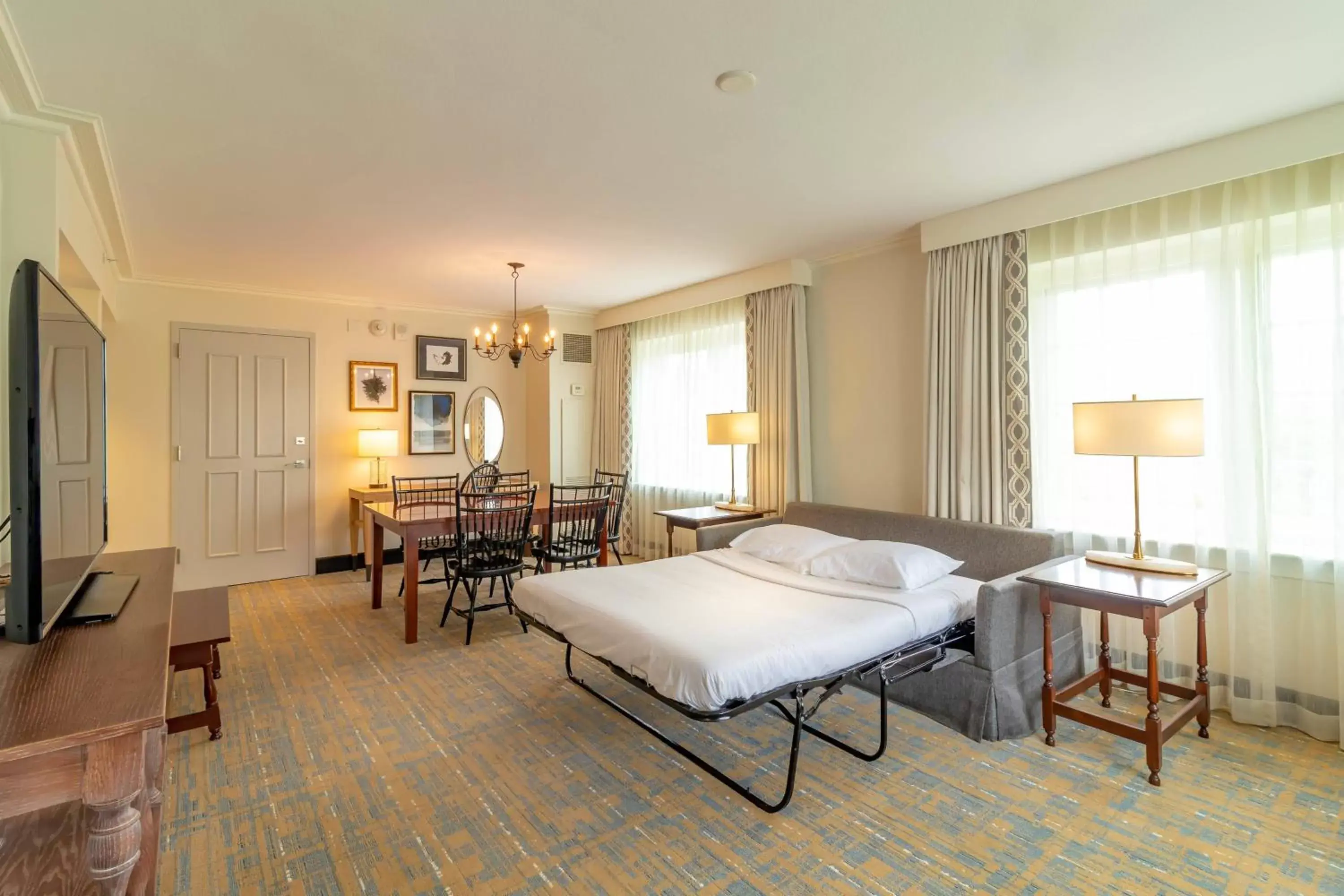 Photo of the whole room in Williamsburg Lodge, Autograph Collection