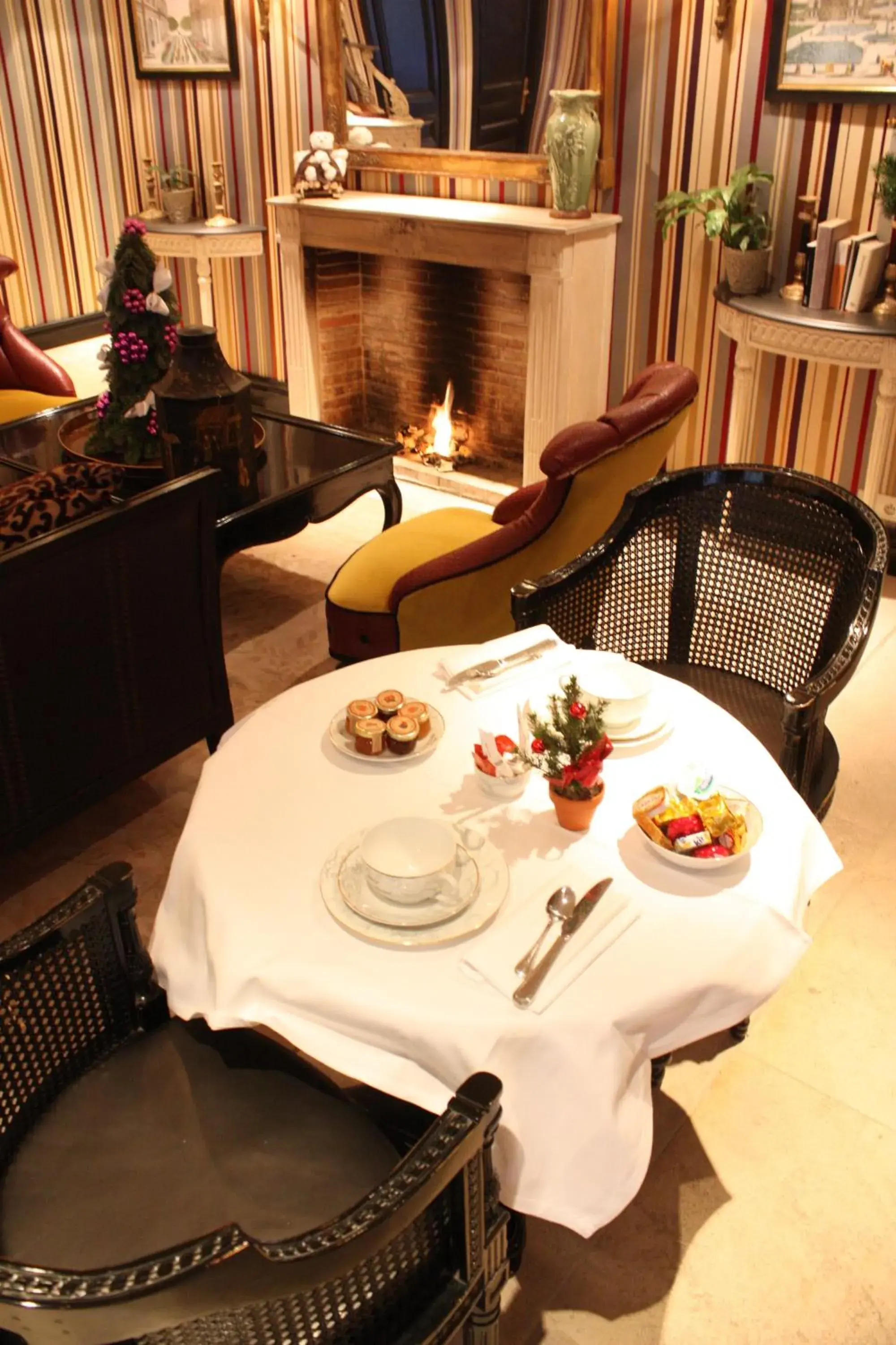 Restaurant/places to eat in Hotel du Romancier