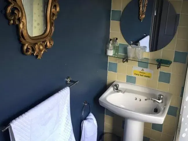 Bathroom in The Lamb Inn