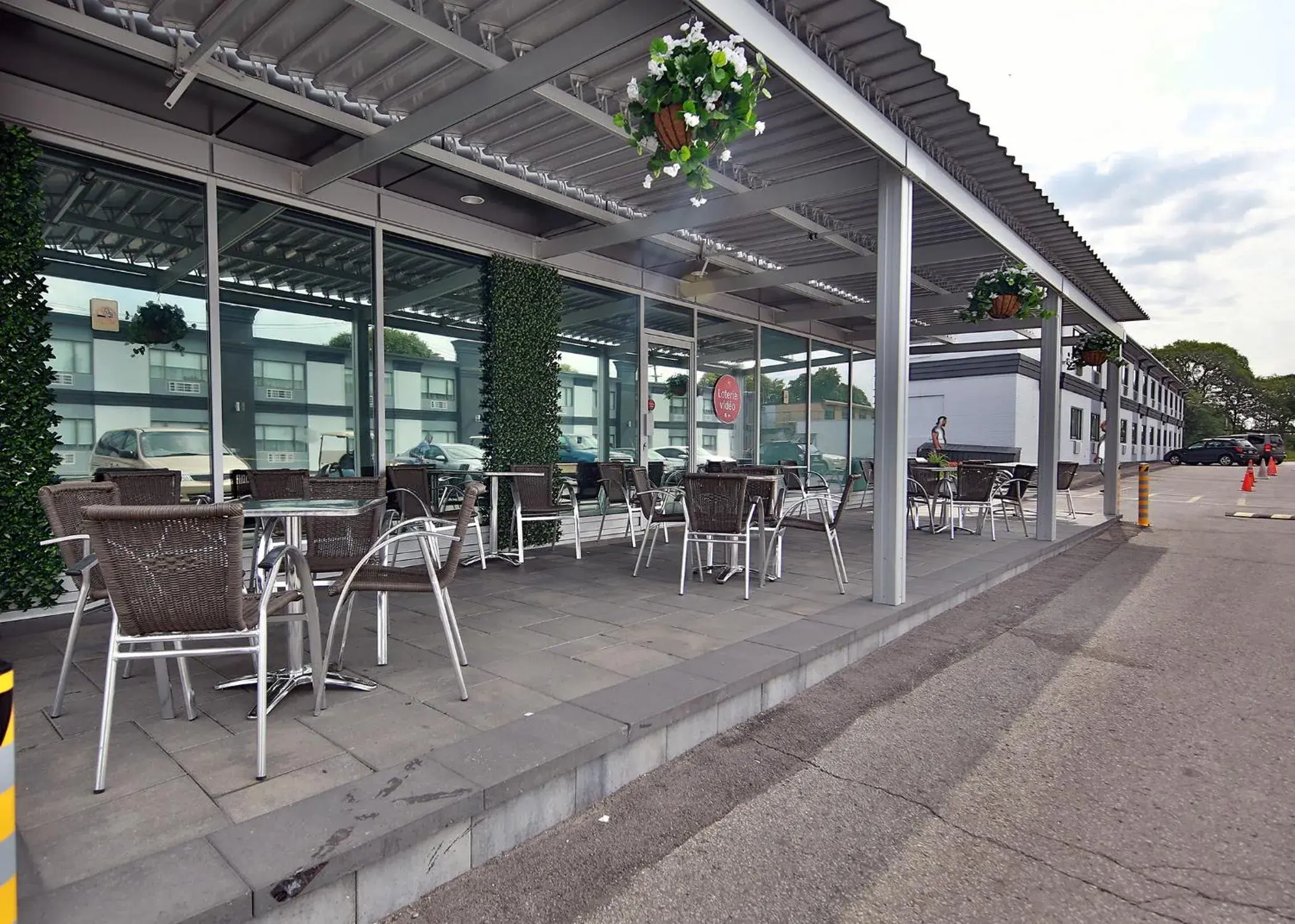 Balcony/Terrace, Restaurant/Places to Eat in Hotel Newstar Montreal