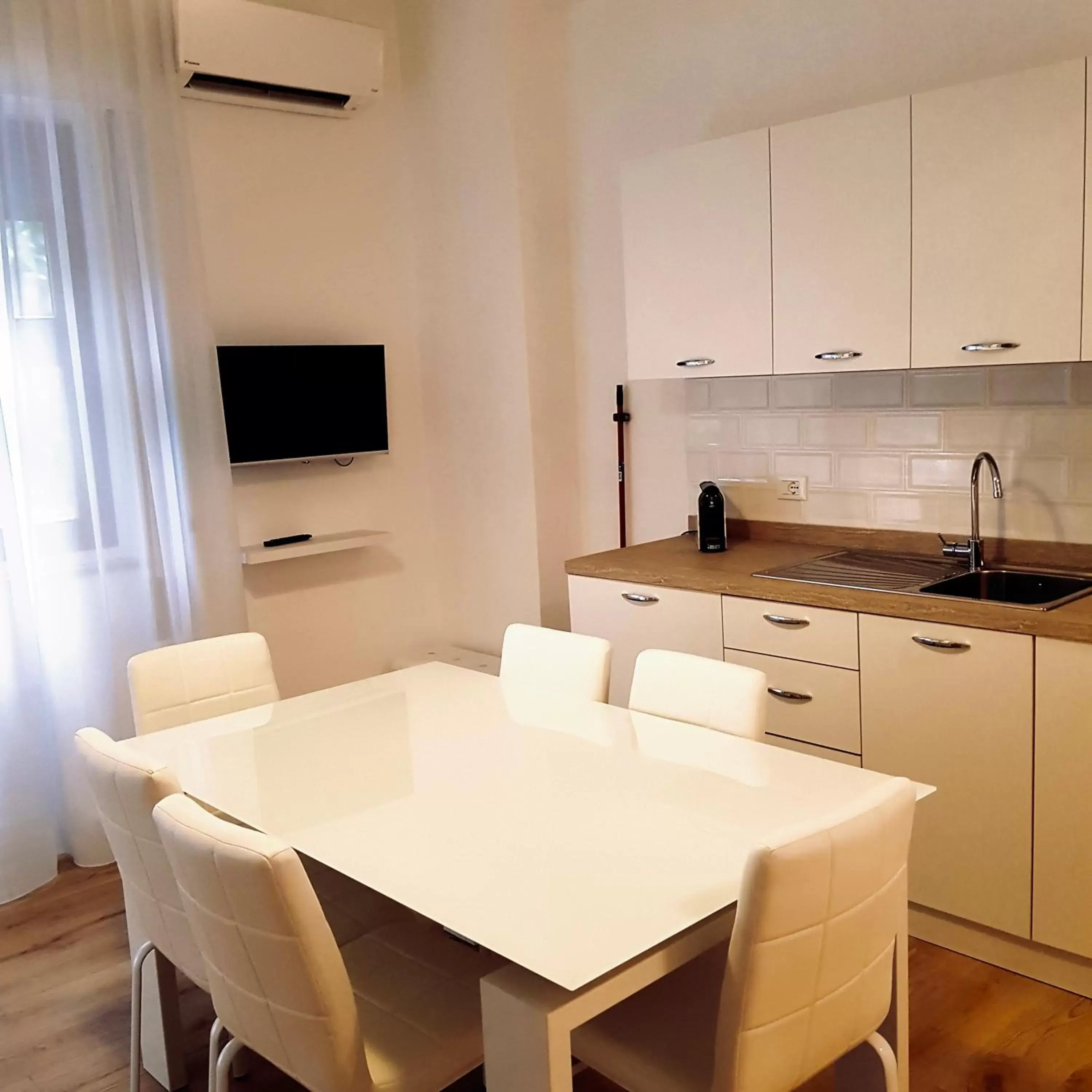 Kitchen or kitchenette, Dining Area in Residence D'azeglio